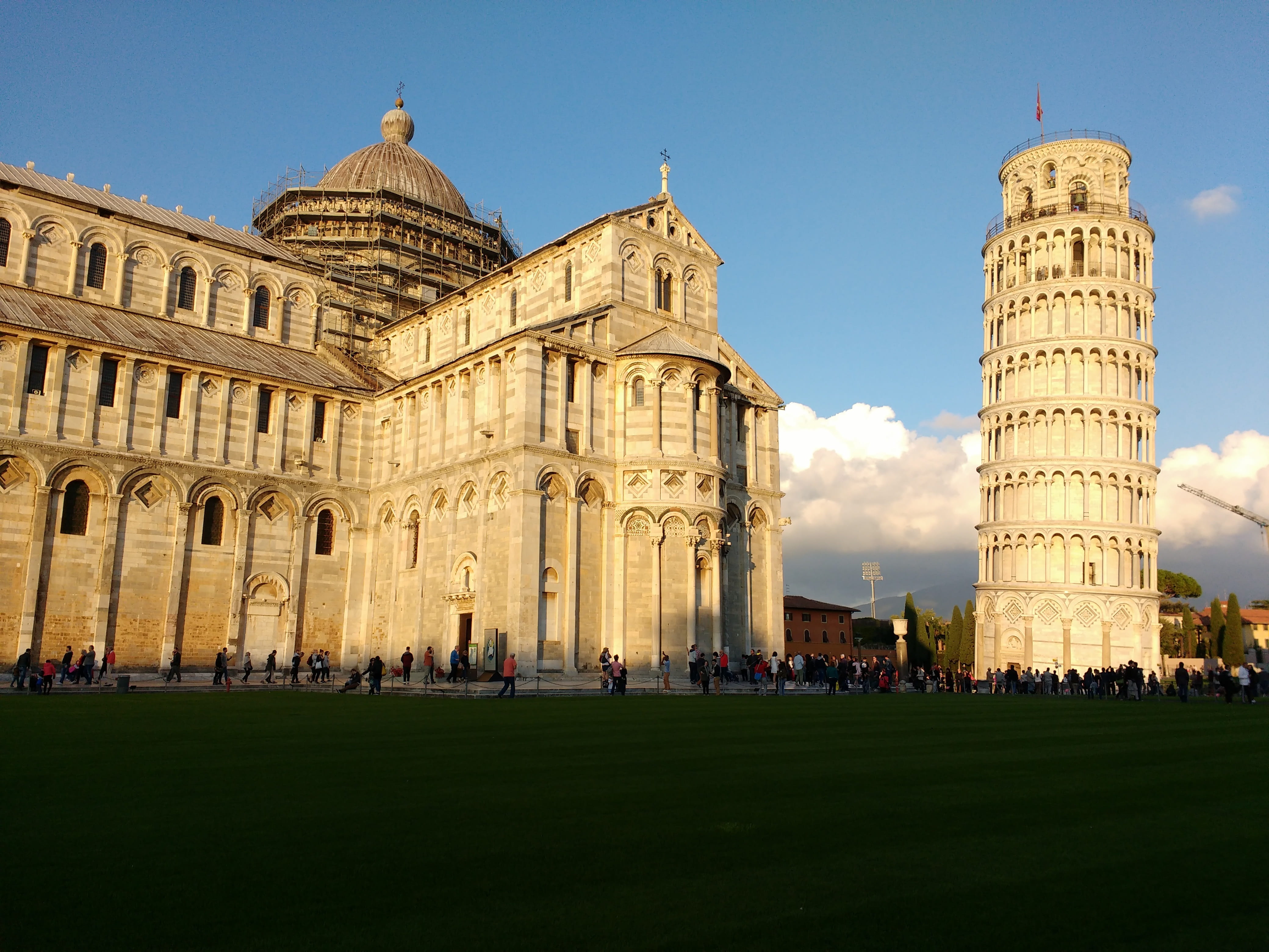 Monuments, torre, building Exterior, famous Place, Tower, men, 4K, travel Locations, tourism, outdoors, real people, Tuscany, sky, architecture, Tower Of Pisa, HD Wallpaper