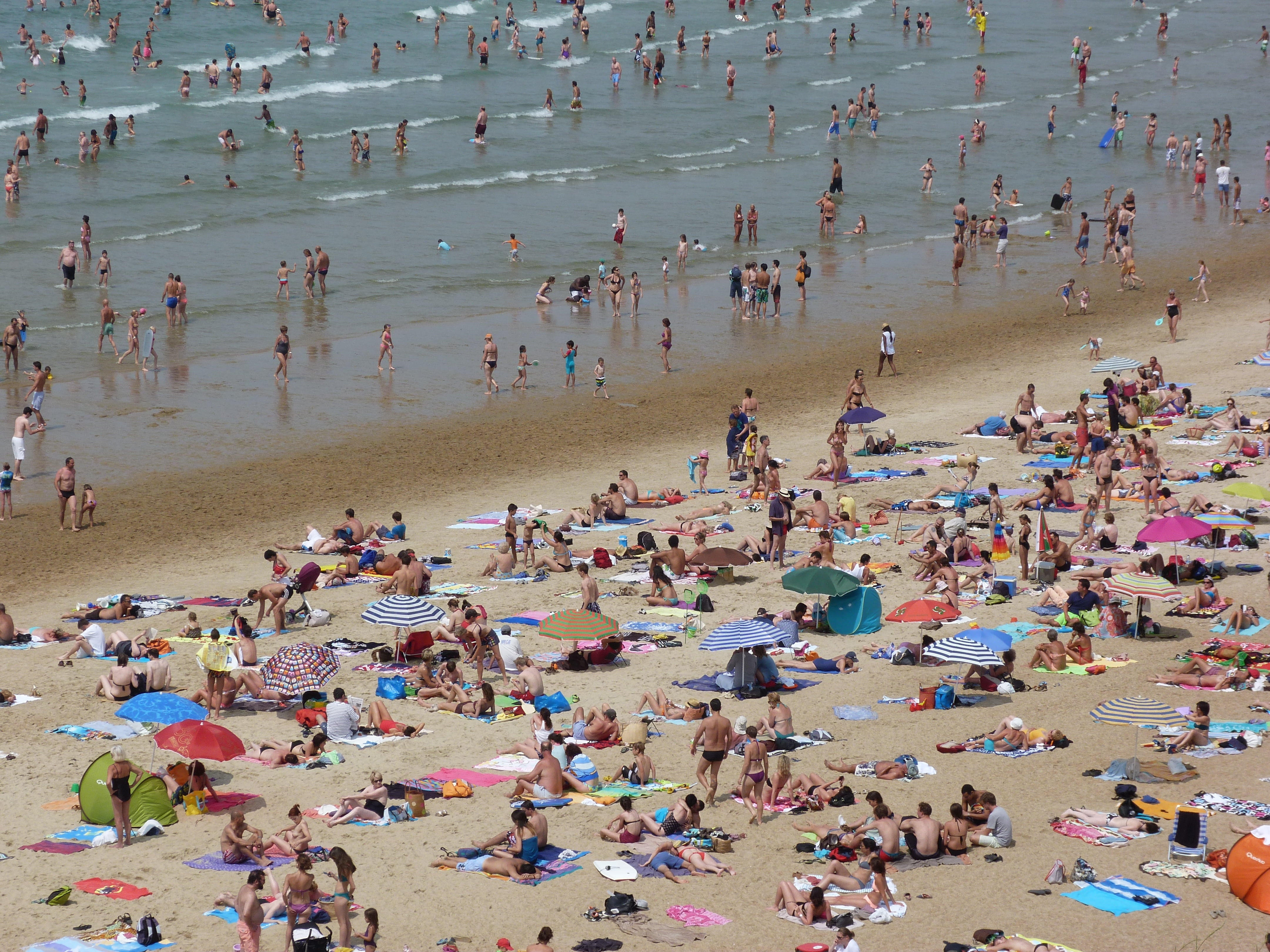 tourism, high angle view, outdoors, summer, sand, men, crowd, day, beach, biarritz, trip, real people, parasol, side, large group of people, 4K, women, HD Wallpaper