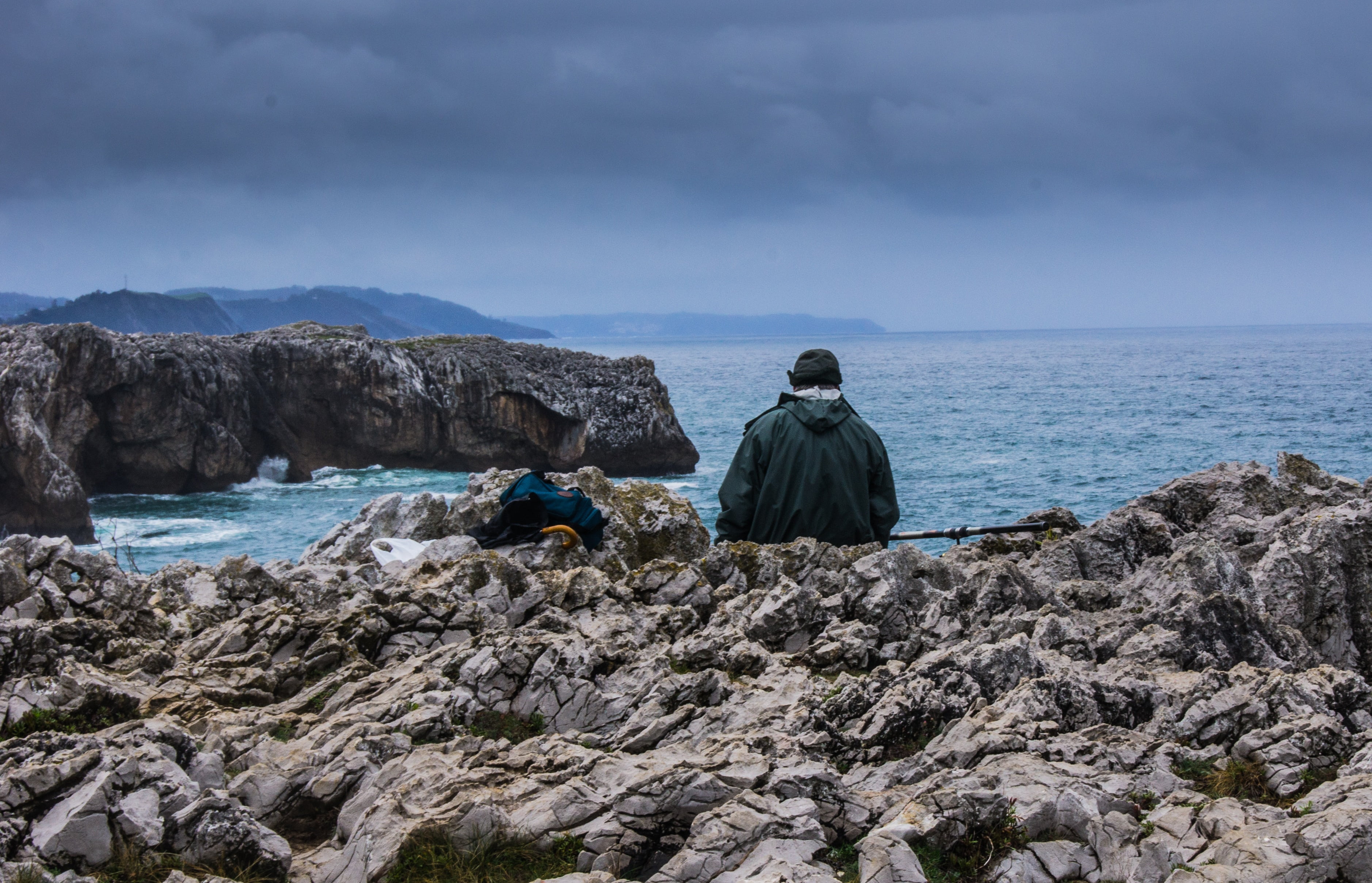 land, 2K, rock formation, real people, men, water, solid, people, sky, bay of biscay, stone, beach, outdoors, rock, person, mr, rear view, nature, melancholy, HD Wallpaper