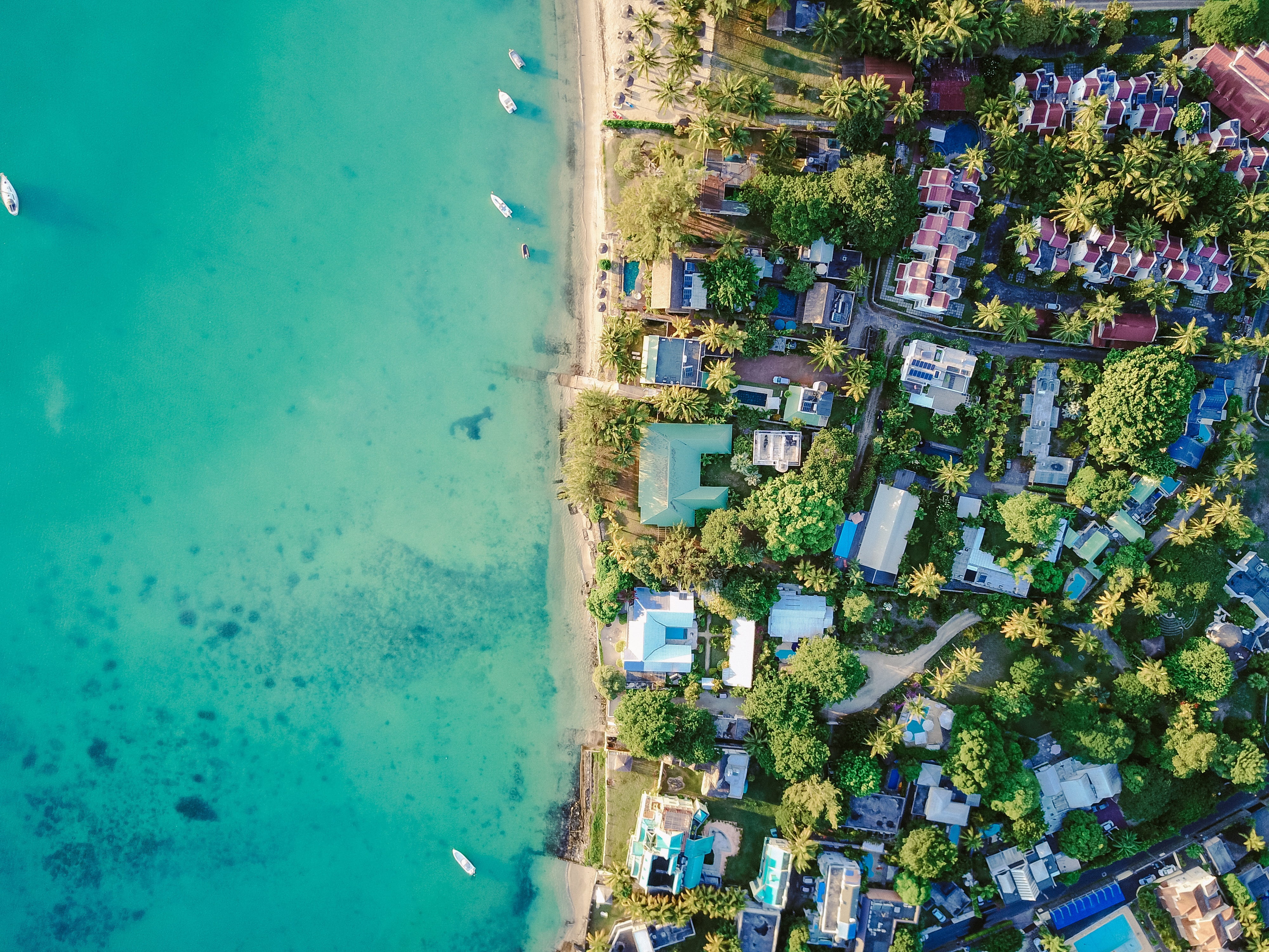 homes, city, land, architecture, built structure, green color, art, no people, nature, beach, water, residential district, day, building exterior, aerial view, HD Wallpaper