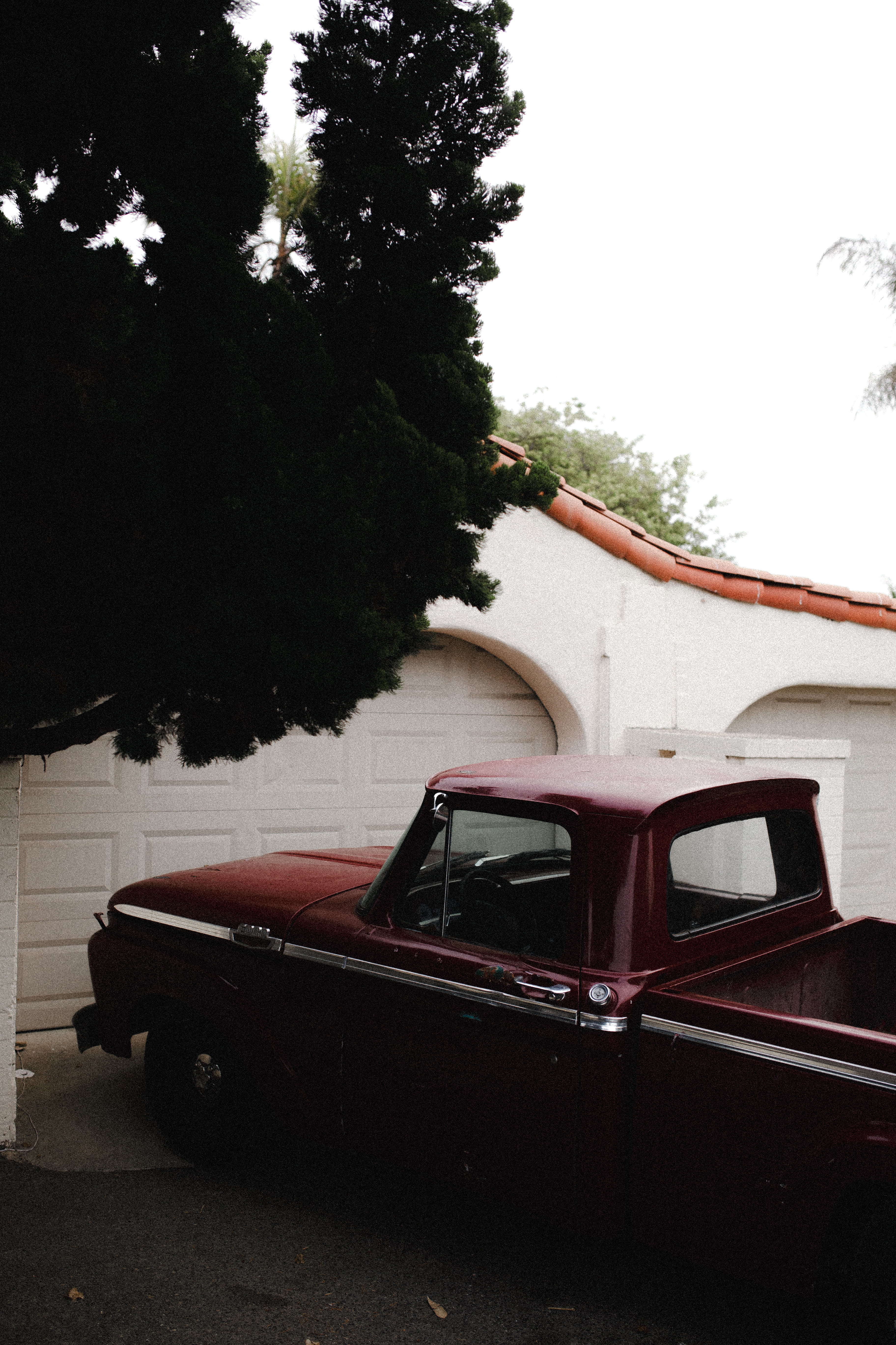 transportation, retro Styled, driveway, classic, tree, house, mode of Transport, vintage, red, daytime, garage door, cherry red, beside, cab, old-fashioned, Phone HD Wallpaper