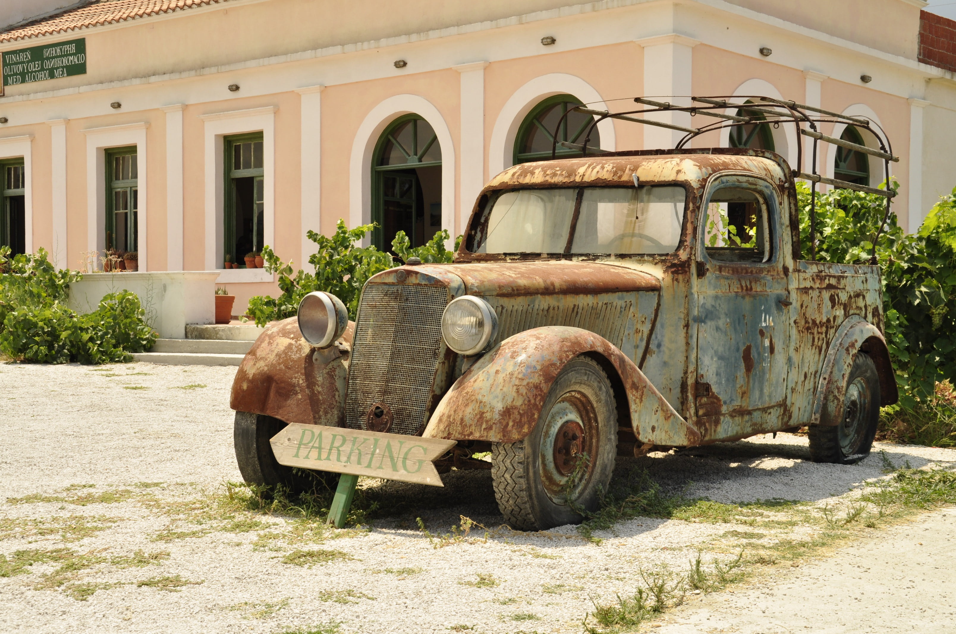 ruined, 2K, old, single, beige, car, built structure, pickup, abandoned, rustic, land vehicle, white, transportation, wheel, mode of transportation, painted, HD Wallpaper