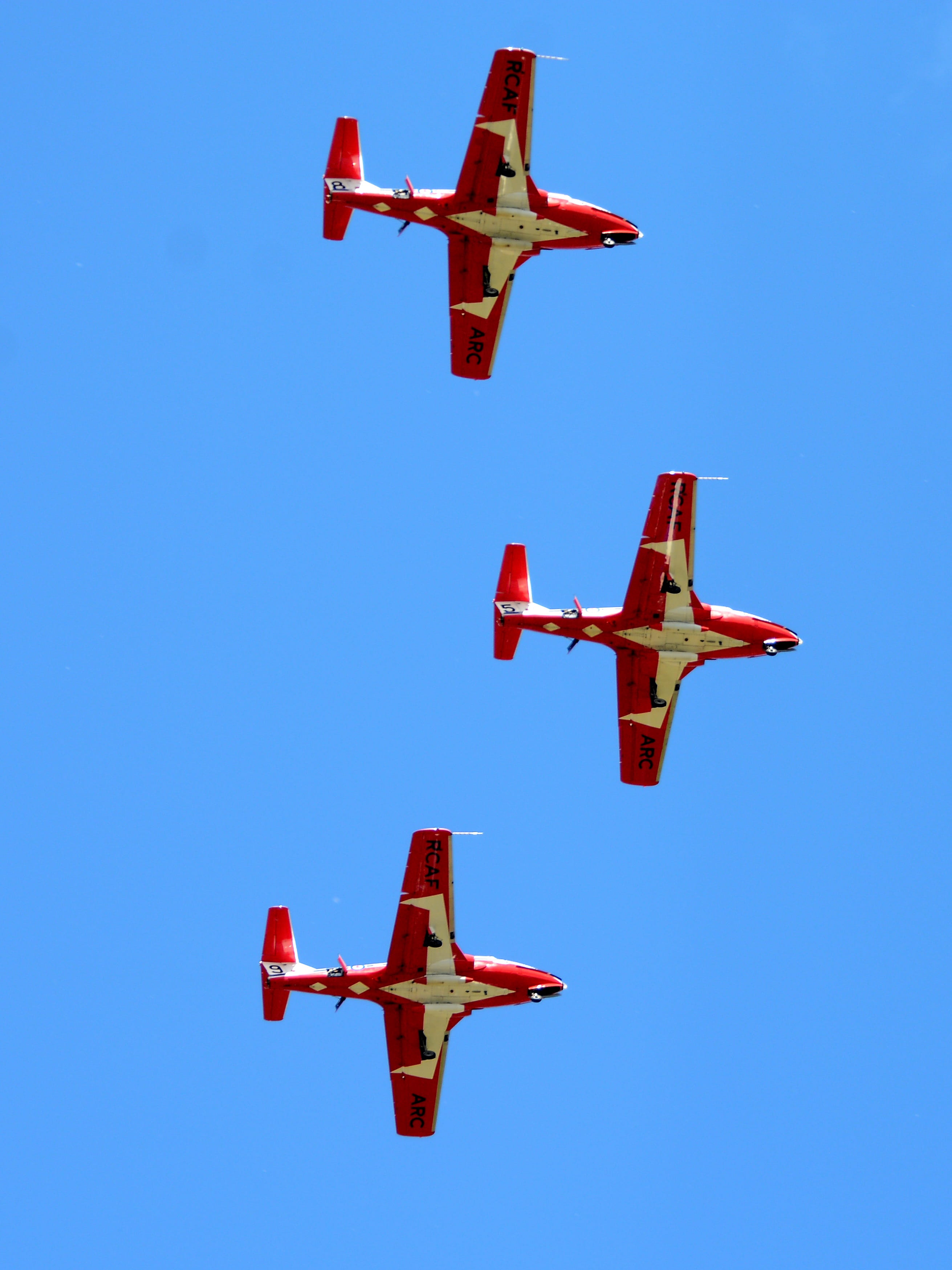 airplane, on the move, day, aerospace industry, clear sky, aviation, blue, formation, no people, aircraft, airshow, sports activity, military, flying, air vehicle, Phone HD Wallpaper