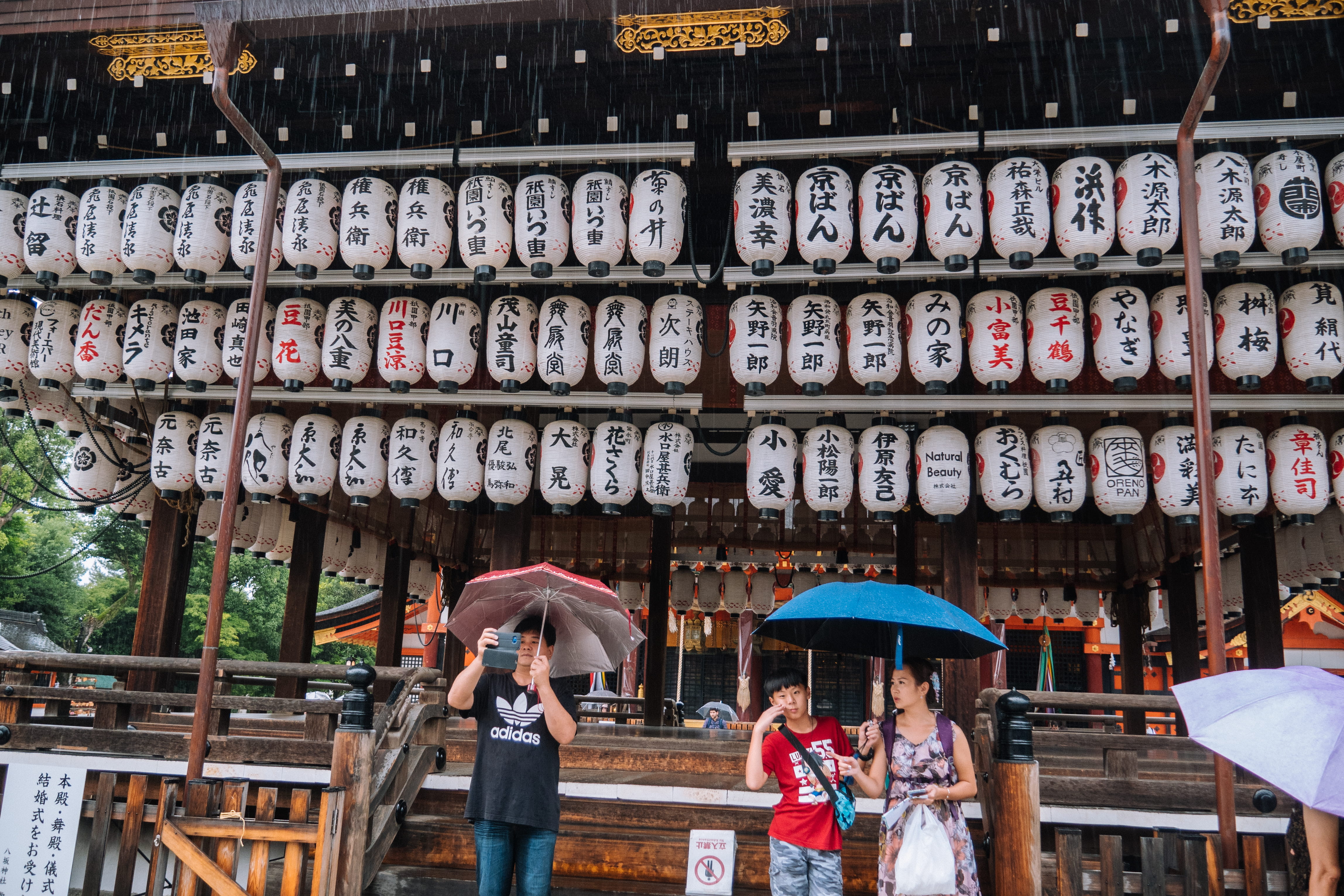 security, 4K, rain, business, outdoors, architecture, day, built structure, asia, lifestyles, kyoto, holy, buddism, real people, people, men, group of people, HD Wallpaper