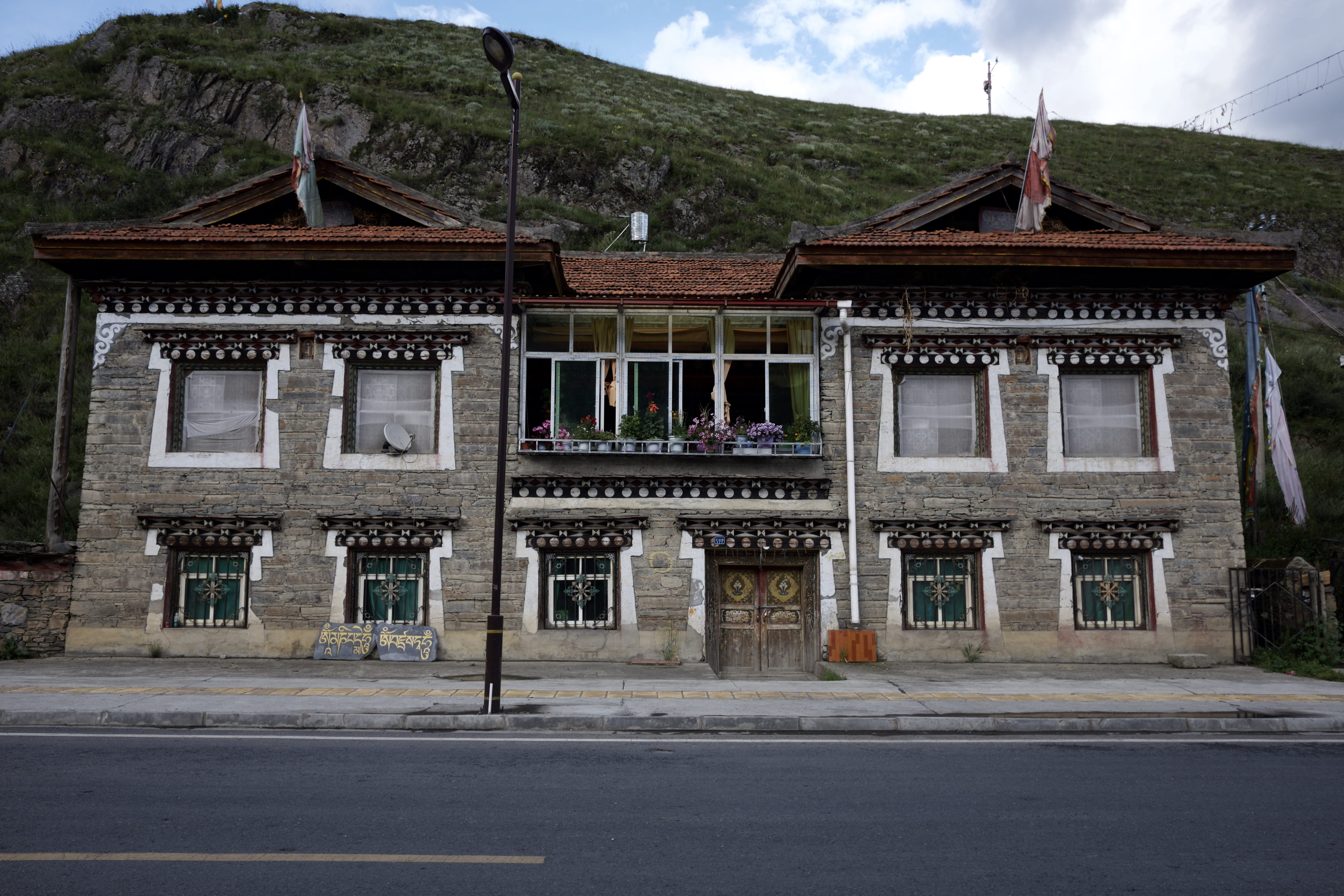 built structure, house, facade, architectural column, colourful house, china, plant, city, tagong, window, roof, residential district, entrance, rooftop, HD Wallpaper
