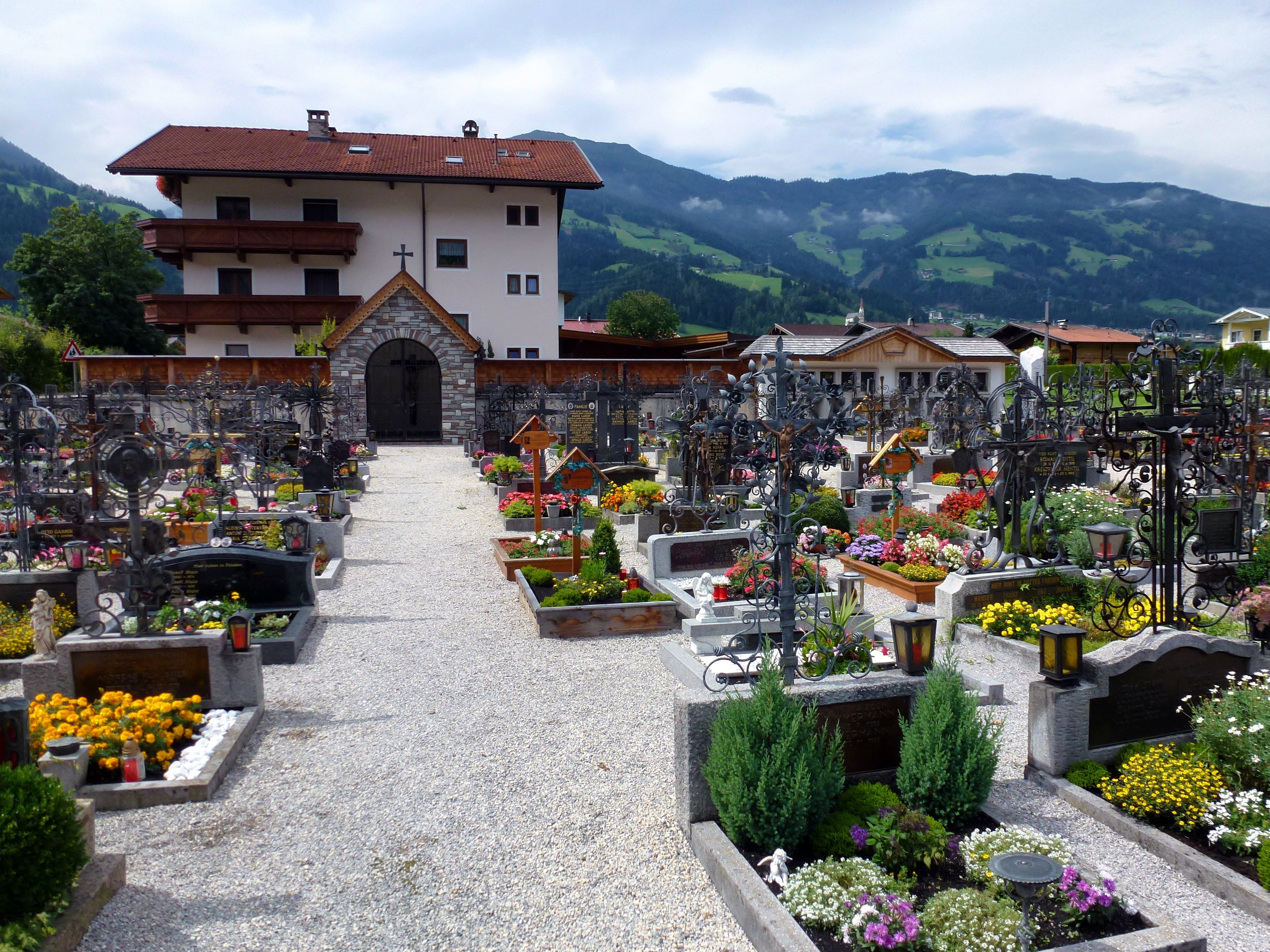4K, sky, buildings, residential district, cloud - sky, plant, mountains, architecture, mountain, summer, uderns, belief, austria, outside, cemetery, spring, HD Wallpaper