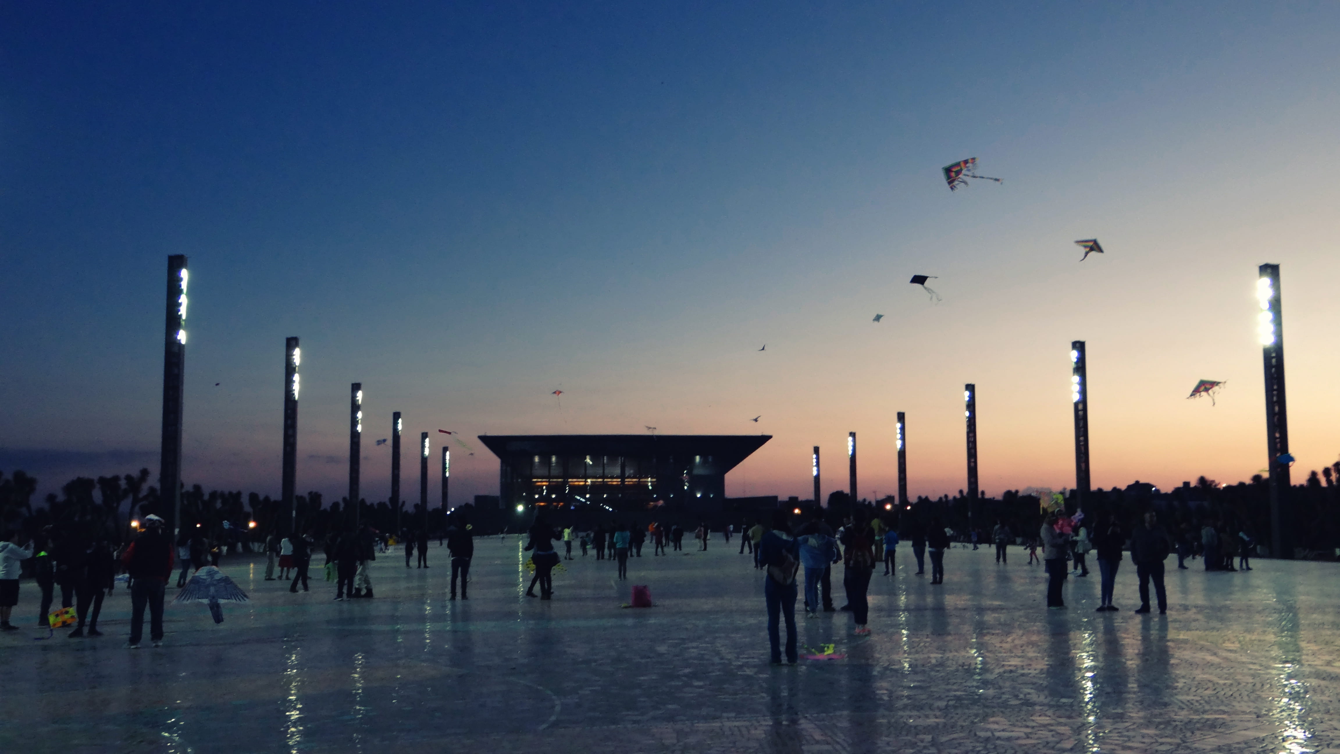 silhouette, street, sunset, flying, 4K, leisure activity, building exterior, crowd, lifestyles, nature, built structure, parque david ben gurión, pachuca, HD Wallpaper