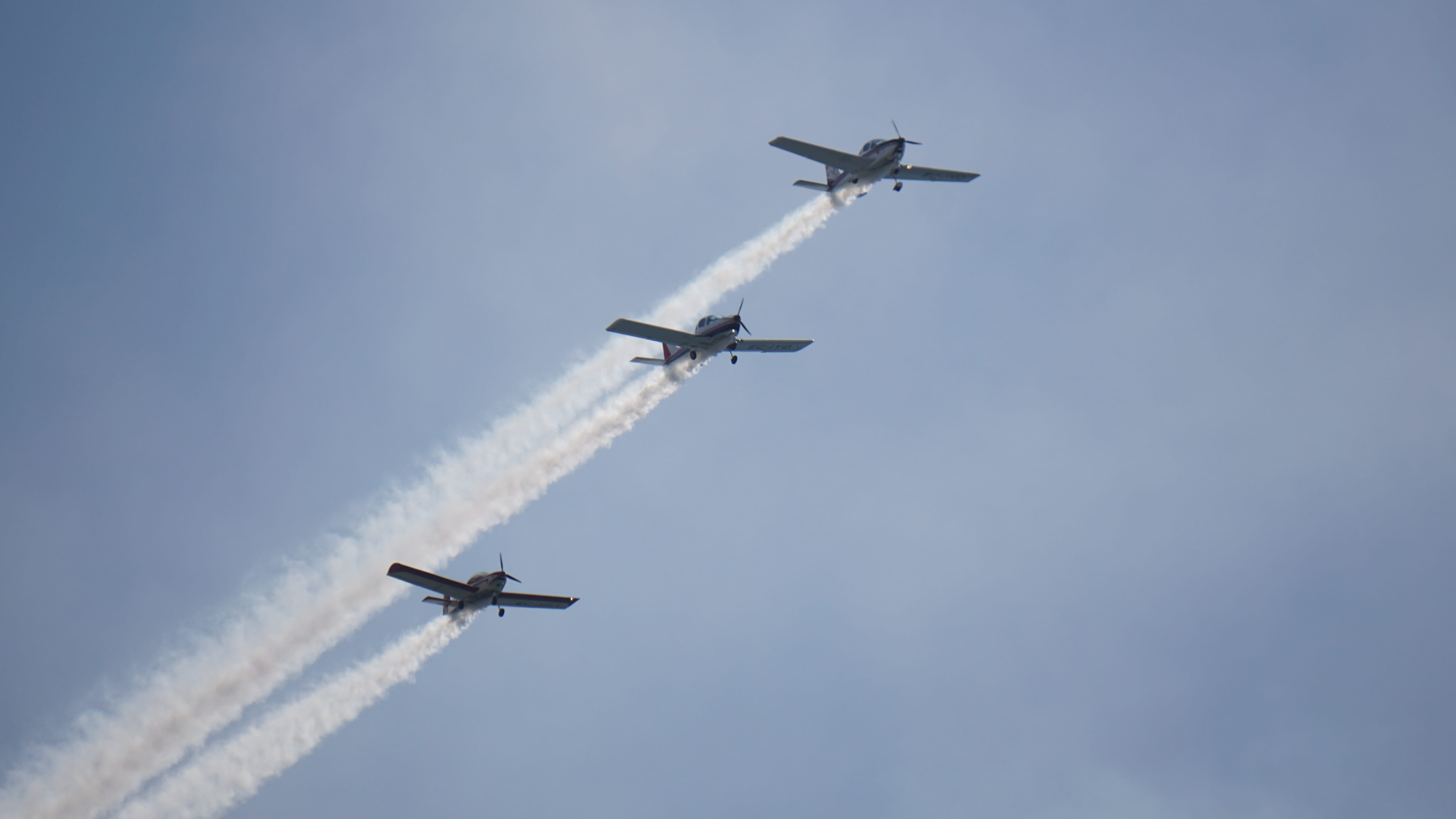 mid-air, travel, air vehicle, estela, airplane, mode of transportation, plane, outdoors, no people, teamwork, motion, sky, aerospace industry, low angle view, HD Wallpaper