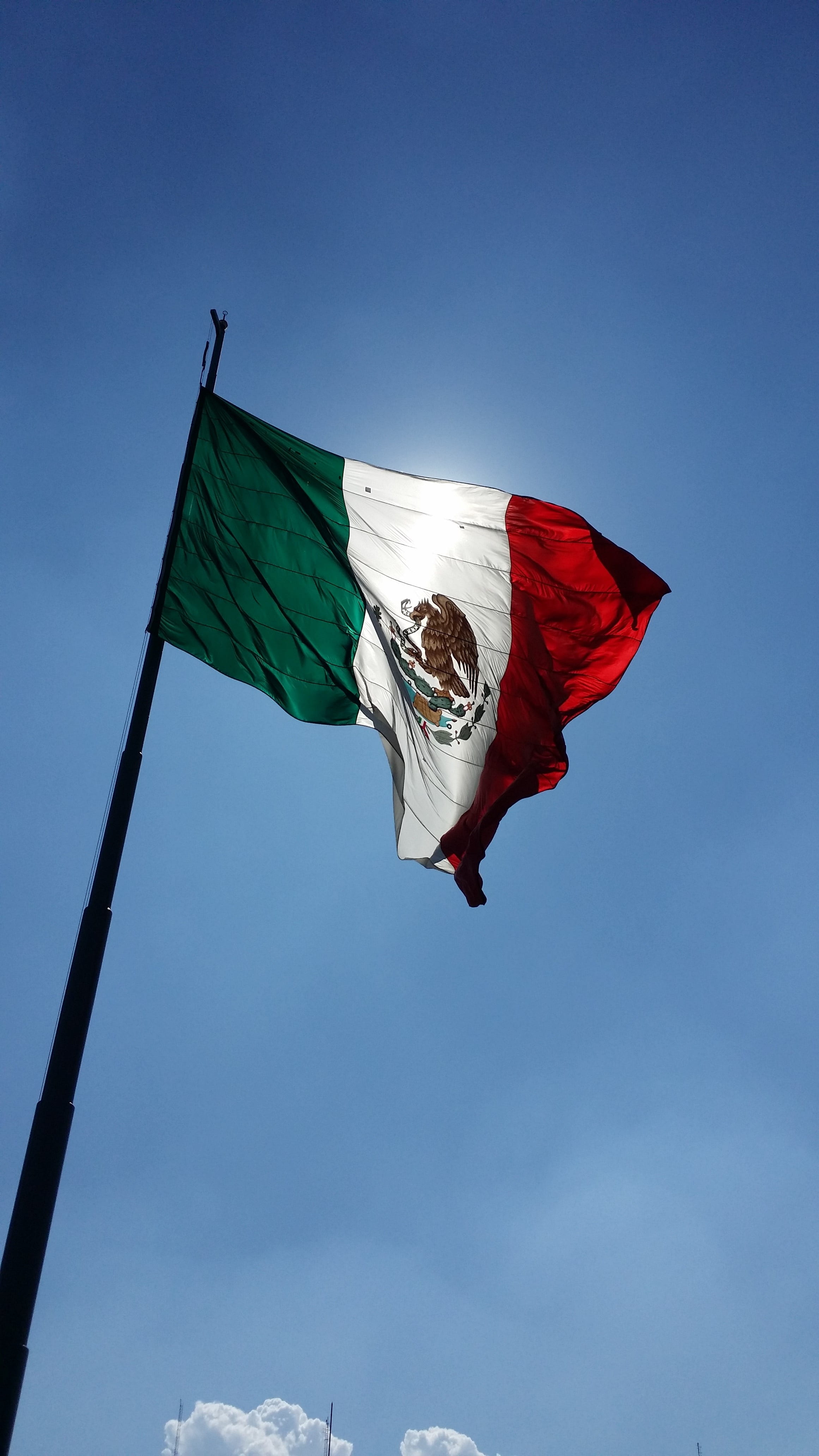 low angle view, zocalo, 4K, no people, nature, environment, motion, patriotism, red, waving, pride, flag, national icon, pole, emotion, independence, copy space, Phone HD Wallpaper