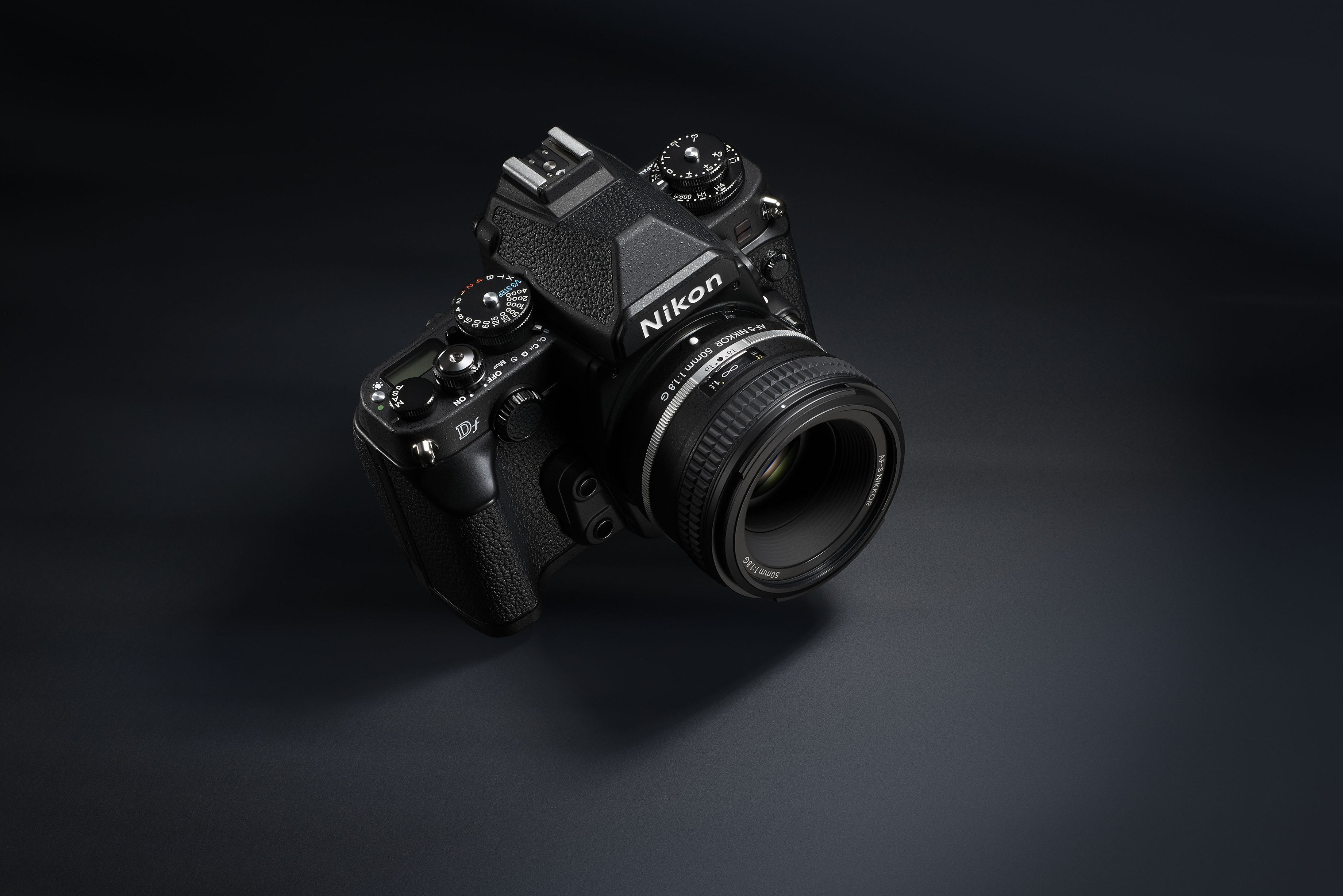 camera - photographic equipment, technology, black color, modern, photographic equipment, photography themes, indoors, black background, camera, studio shot, HD Wallpaper