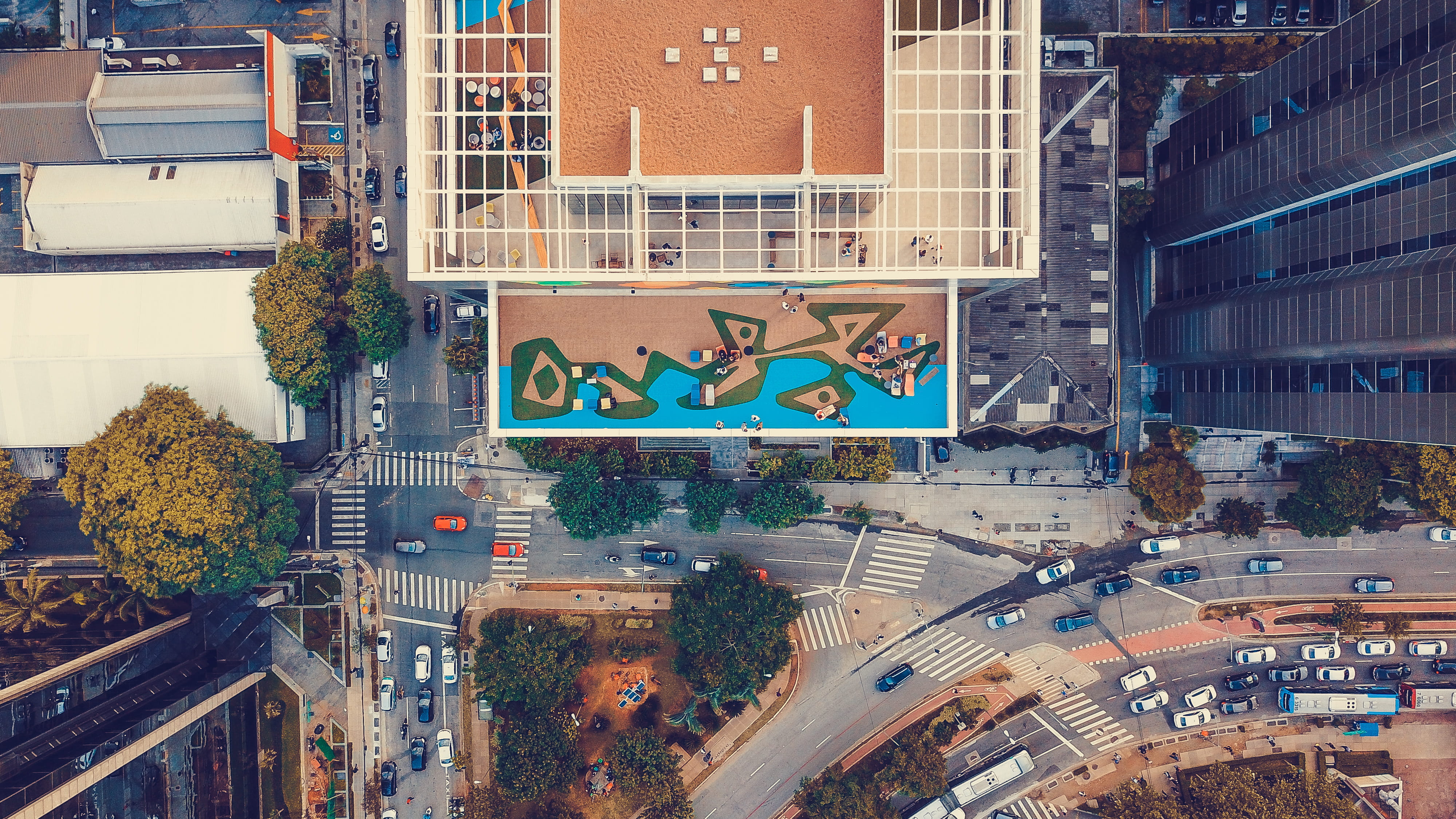 office building exterior, 4K, landscape, nature, brazil, view, built structure, tarmac, vila olimpia, neighborhood, road, urban, high angle view, motor vehicle, HD Wallpaper
