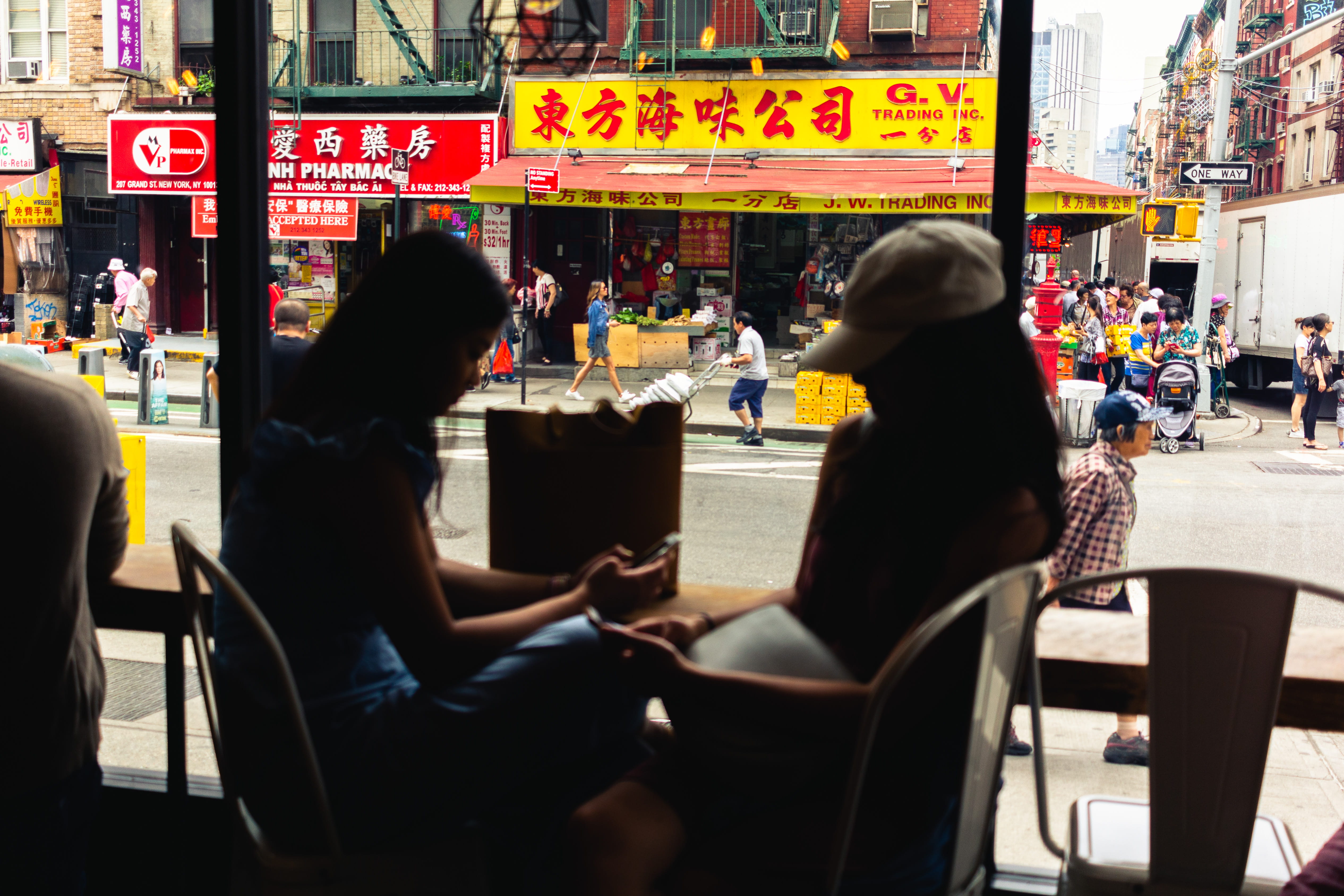 downtown, urban, table, yaya tea, pedestrian, united states of america, furniture, architecture, bg, communication, chair, woman, text, canon, business, HD Wallpaper