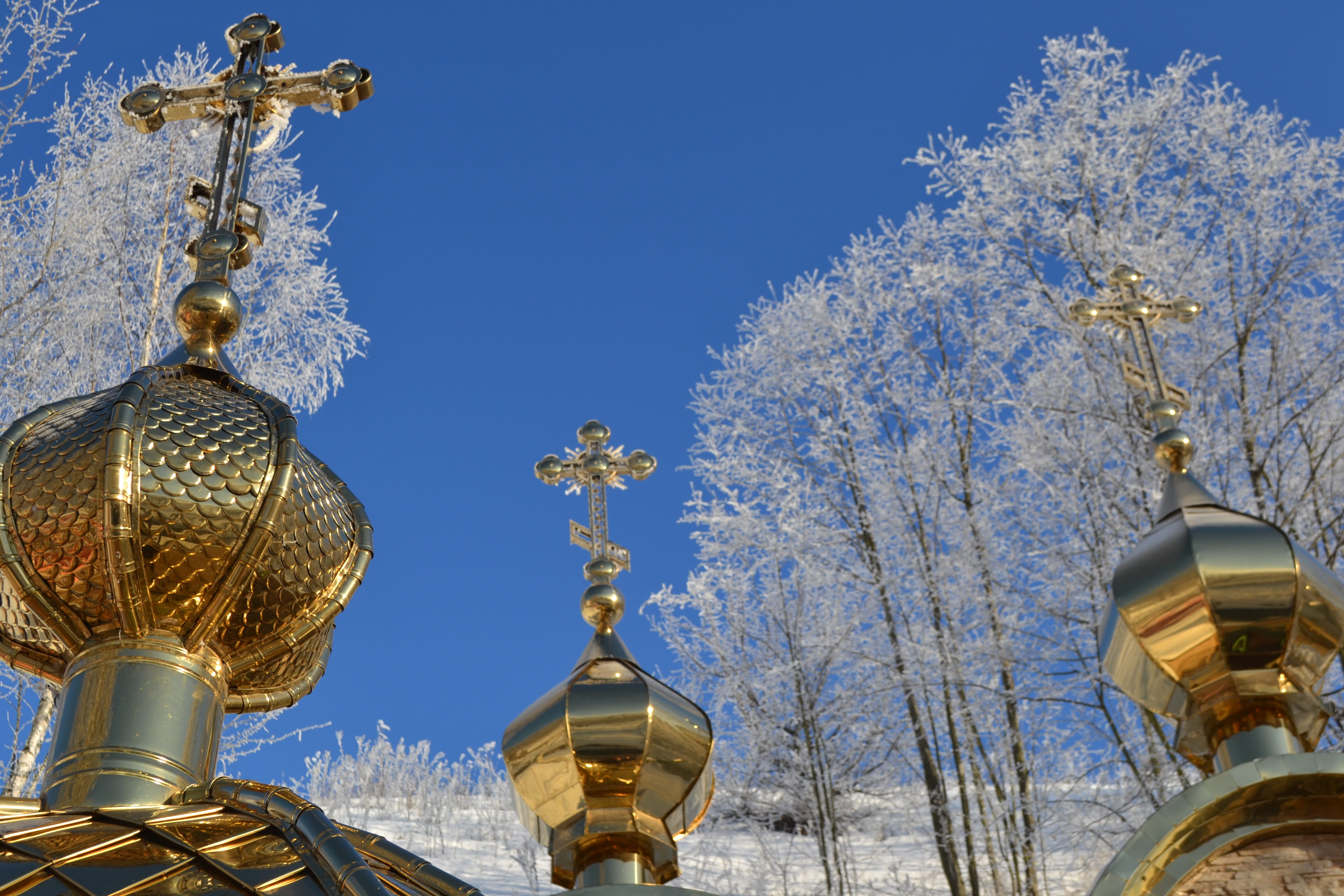 architecture, sculpture, outdoors, Russia, belief, day, roof, place of worship, low angle view, gold colored, Winter, 4K, journey, gold, temple, religion, HD Wallpaper