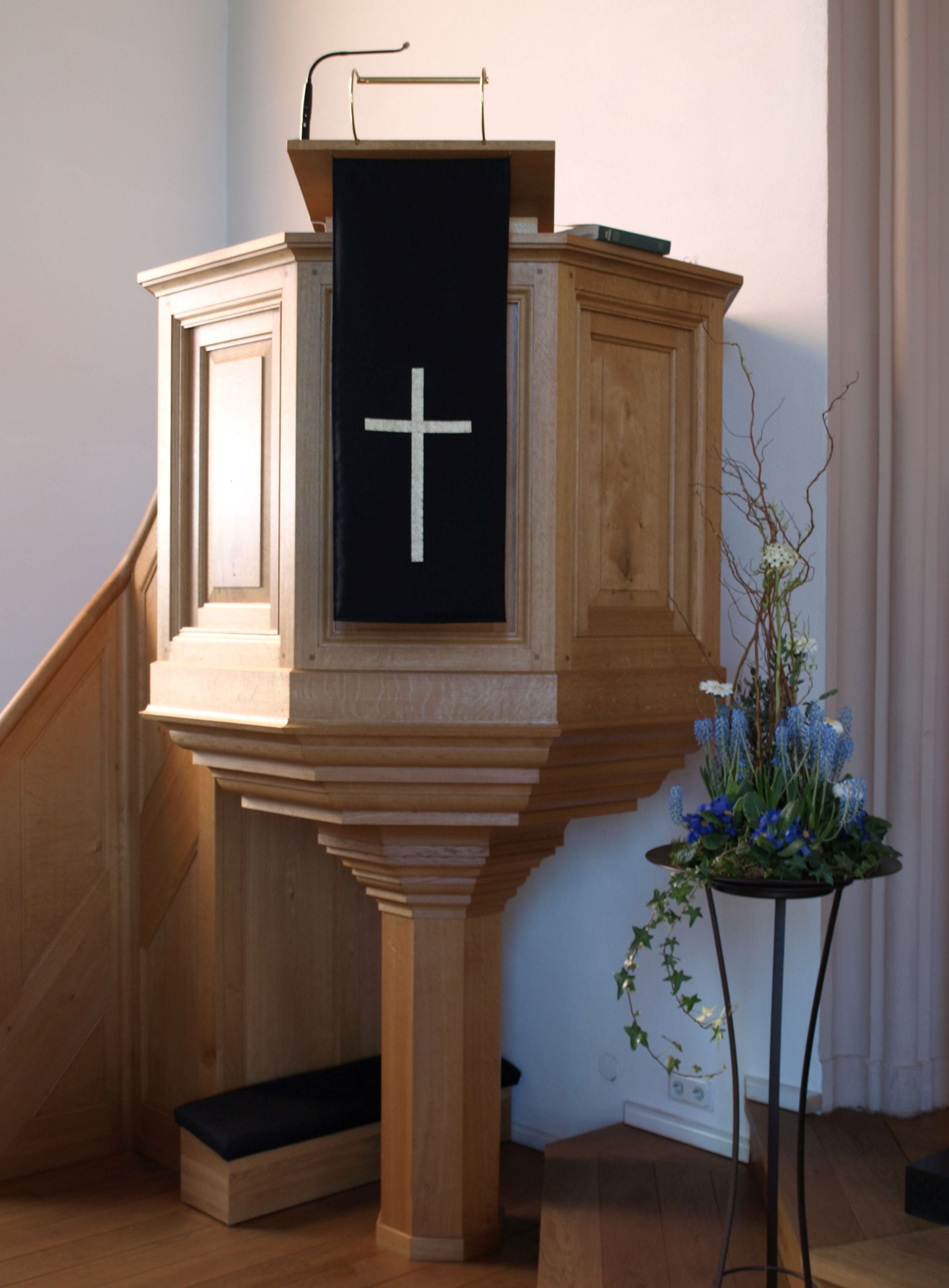 2K, house, nature, no people, plant, potted plant, good friday, mourning, sermon, home interior, built structure, pulpit, wood, religion, table, flower, Phone HD Wallpaper