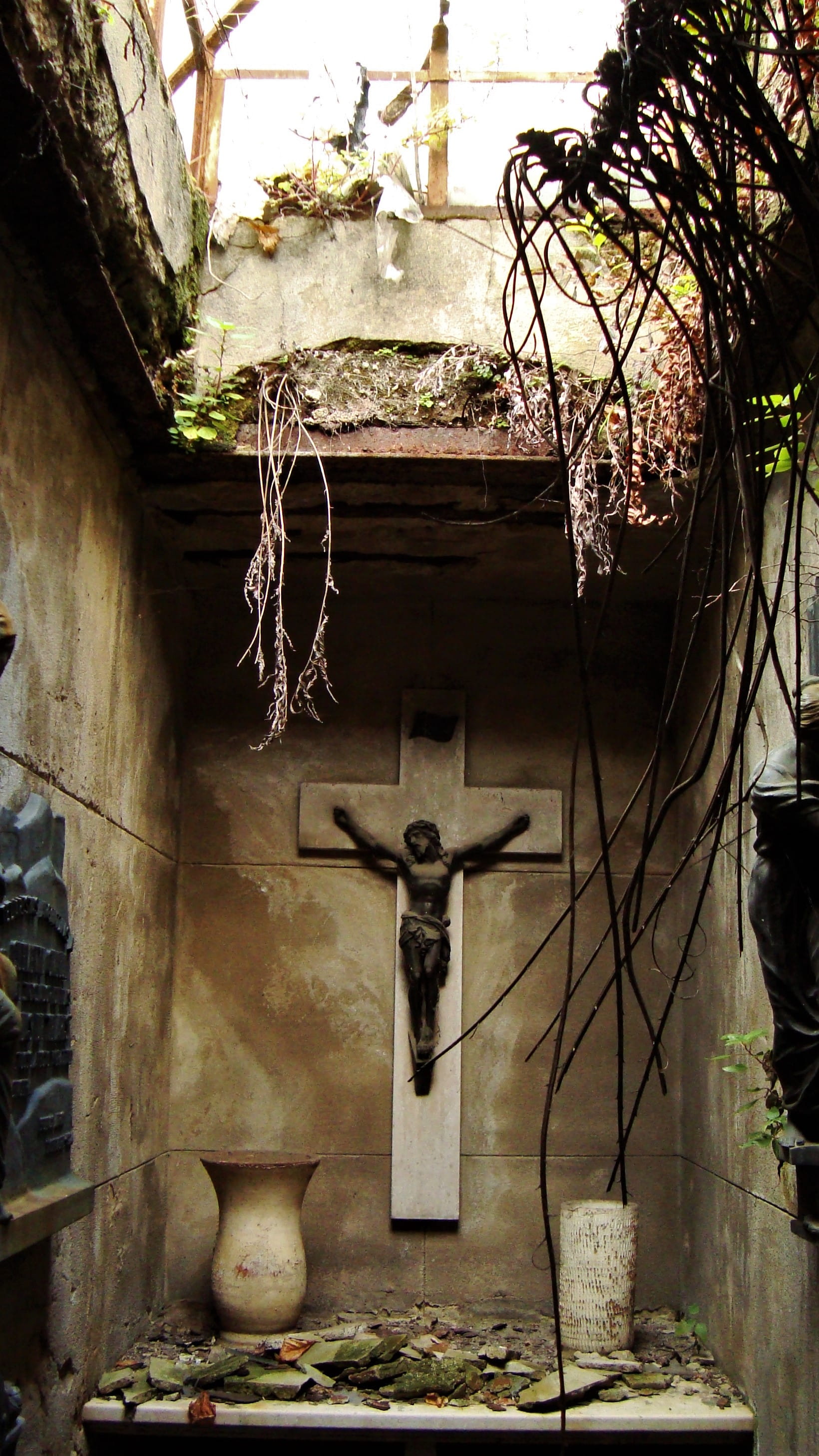 tree, cemetery, stone, cross, roots, grave, mausoleum, concrete, shrine, old, representation, derelict, jesus, day, sculpture, graveyard, built structure, Phone HD Wallpaper