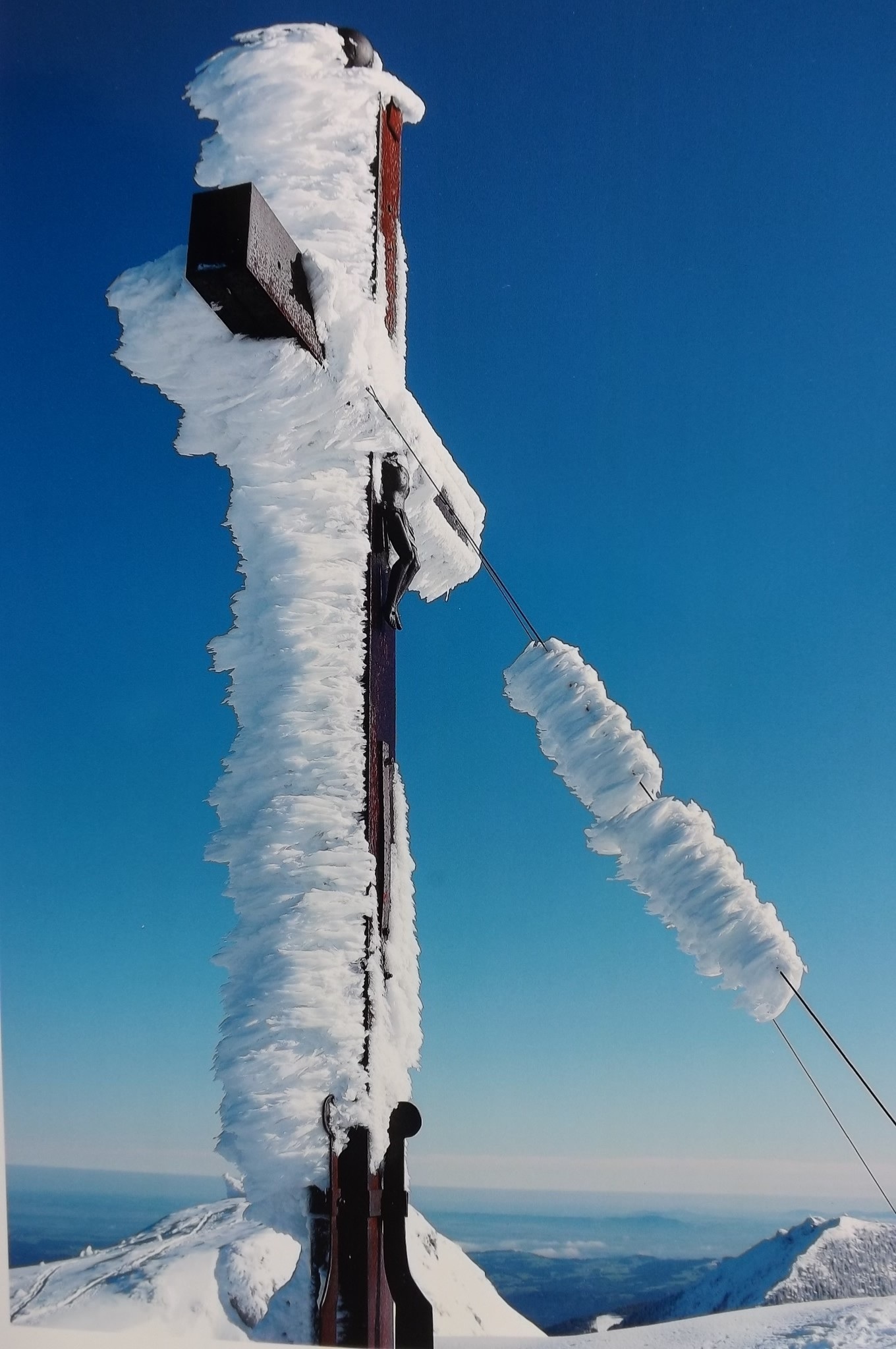 winter, nature, snow, low angle view, 1080P, summit cross, jesus, real people, cross, frozen, built structure, lifestyles, mountain summit, motion, mountains, Phone HD Wallpaper