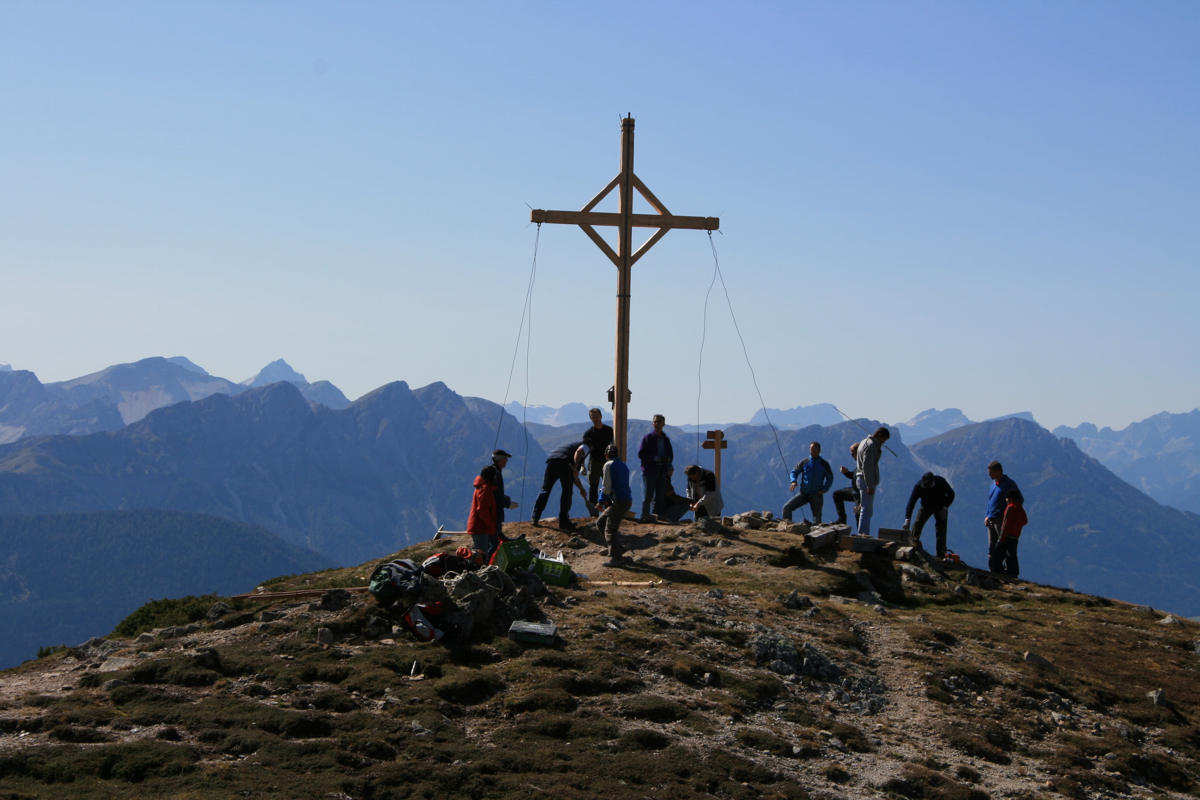 group, men, hiking, beauty in nature, scenics - nature, day, nature, mountain, 4K, viewpoint, cross, mountain range, leisure activity, medium group of people, HD Wallpaper