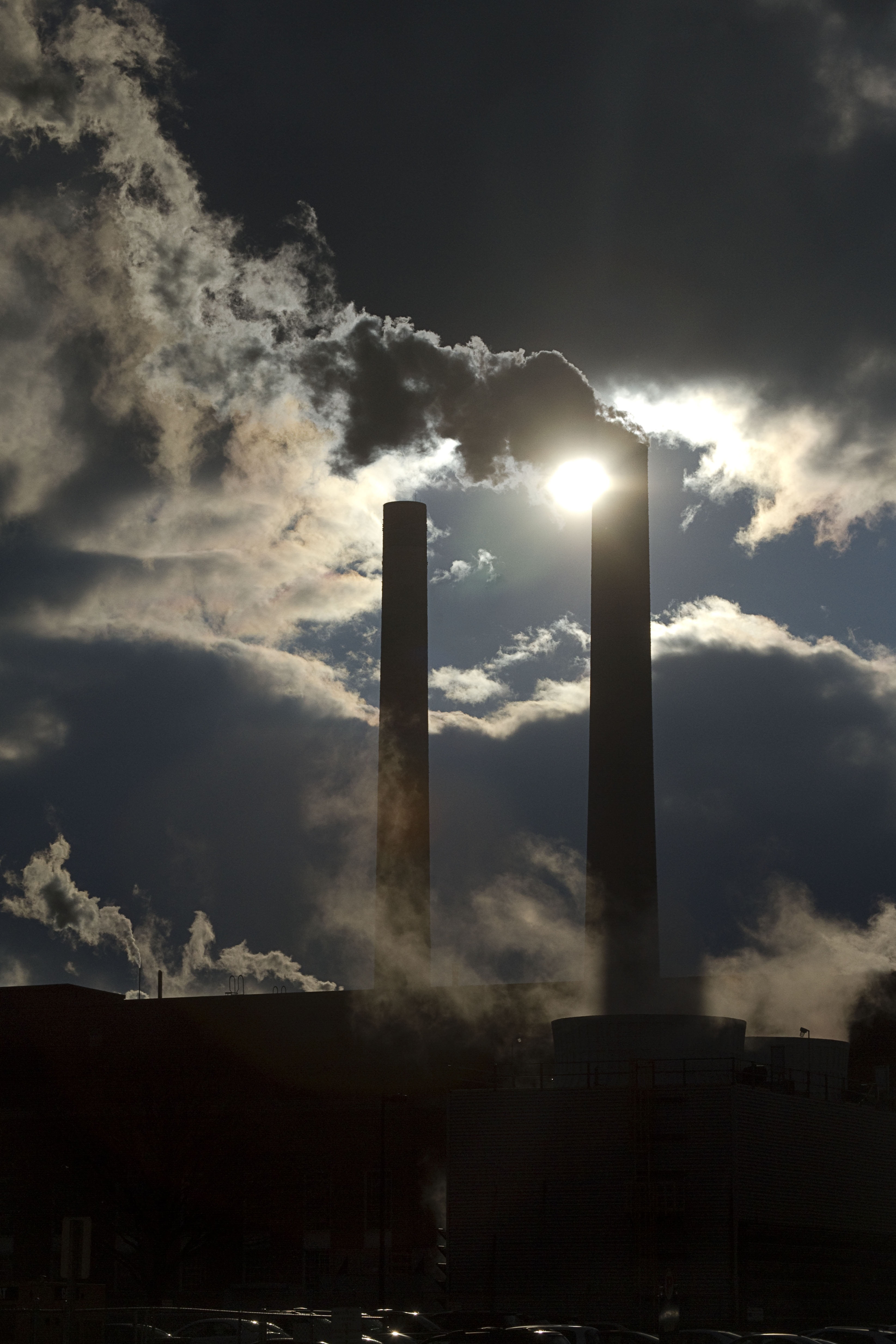 smoke - physical structure, stack, exhaust, air pollution, ominous, built structure, environmental issues, nature, sunlight, sunbeam, power plant, smoke stacks, Phone HD Wallpaper