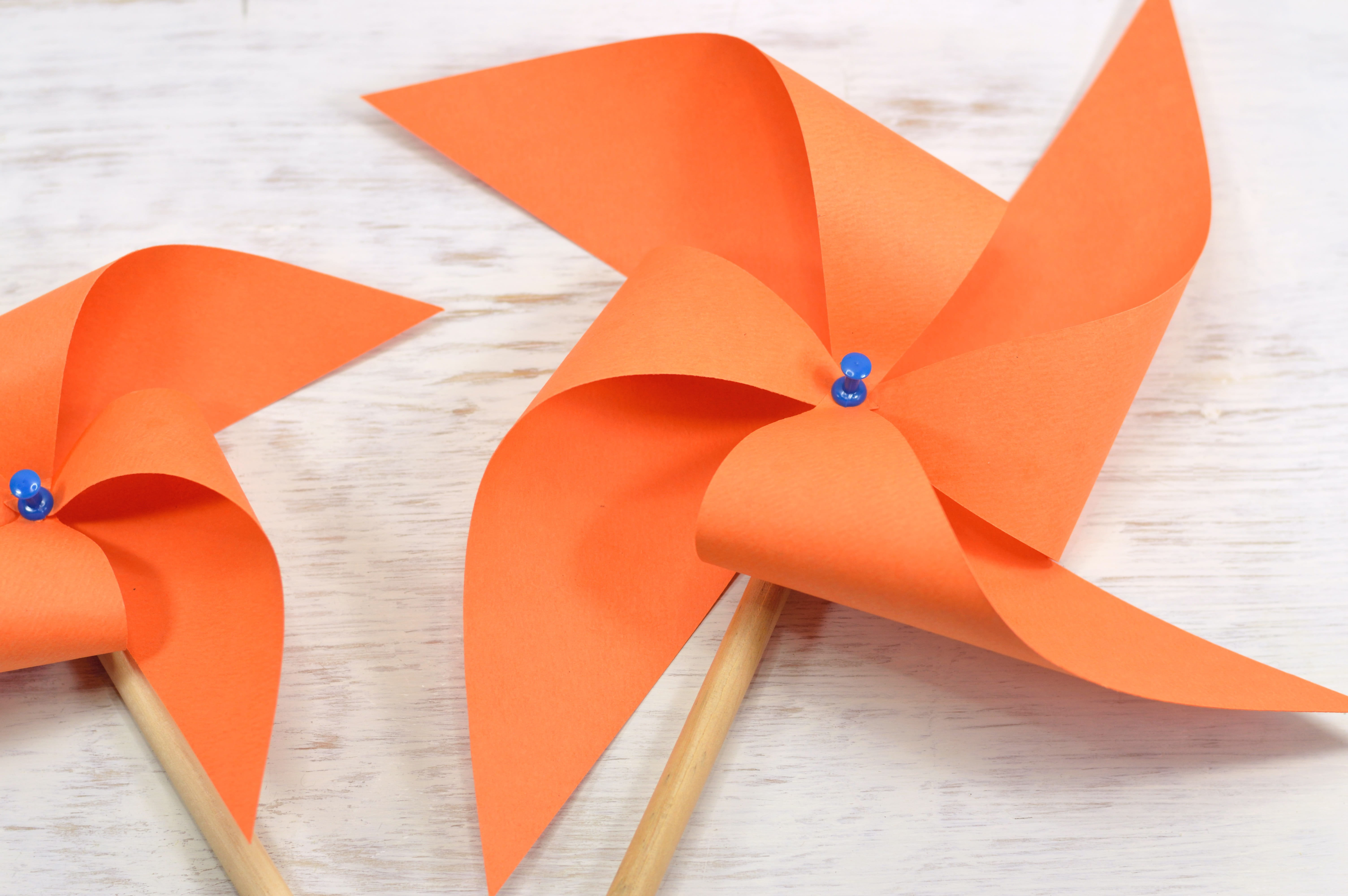 outdoors, close-up, no people, pinwheel toy, focus on foreground, curve, multi colored, rehilete, group of objects, paper, creativity, nature, giro, mill, HD Wallpaper