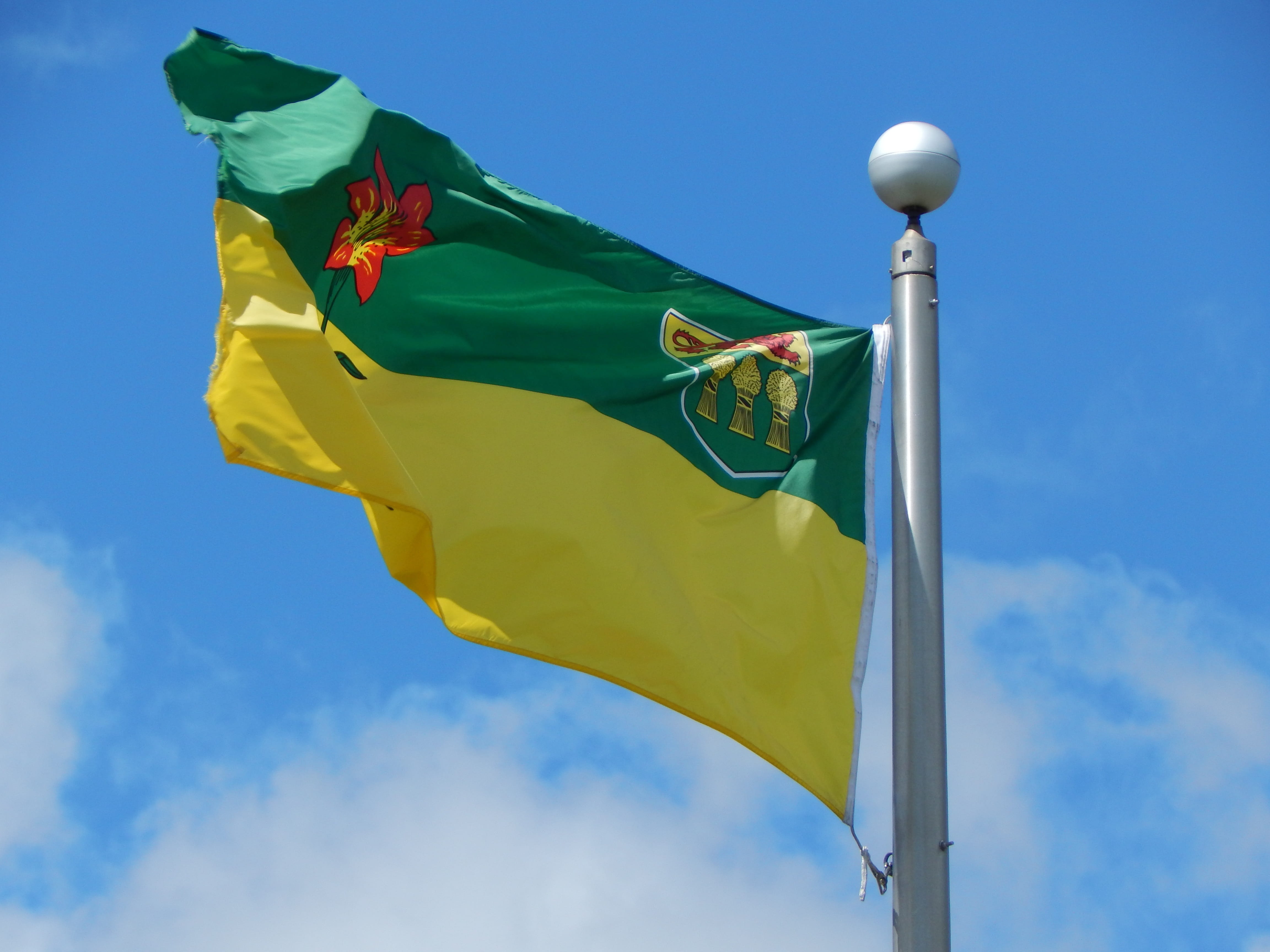 cloud - sky, saskatchewanian, canadian, multi colored, low angle view, pole, Prairies, green color, emblem, Saskatchewan, blue, sky, yellow, provincial, HD Wallpaper