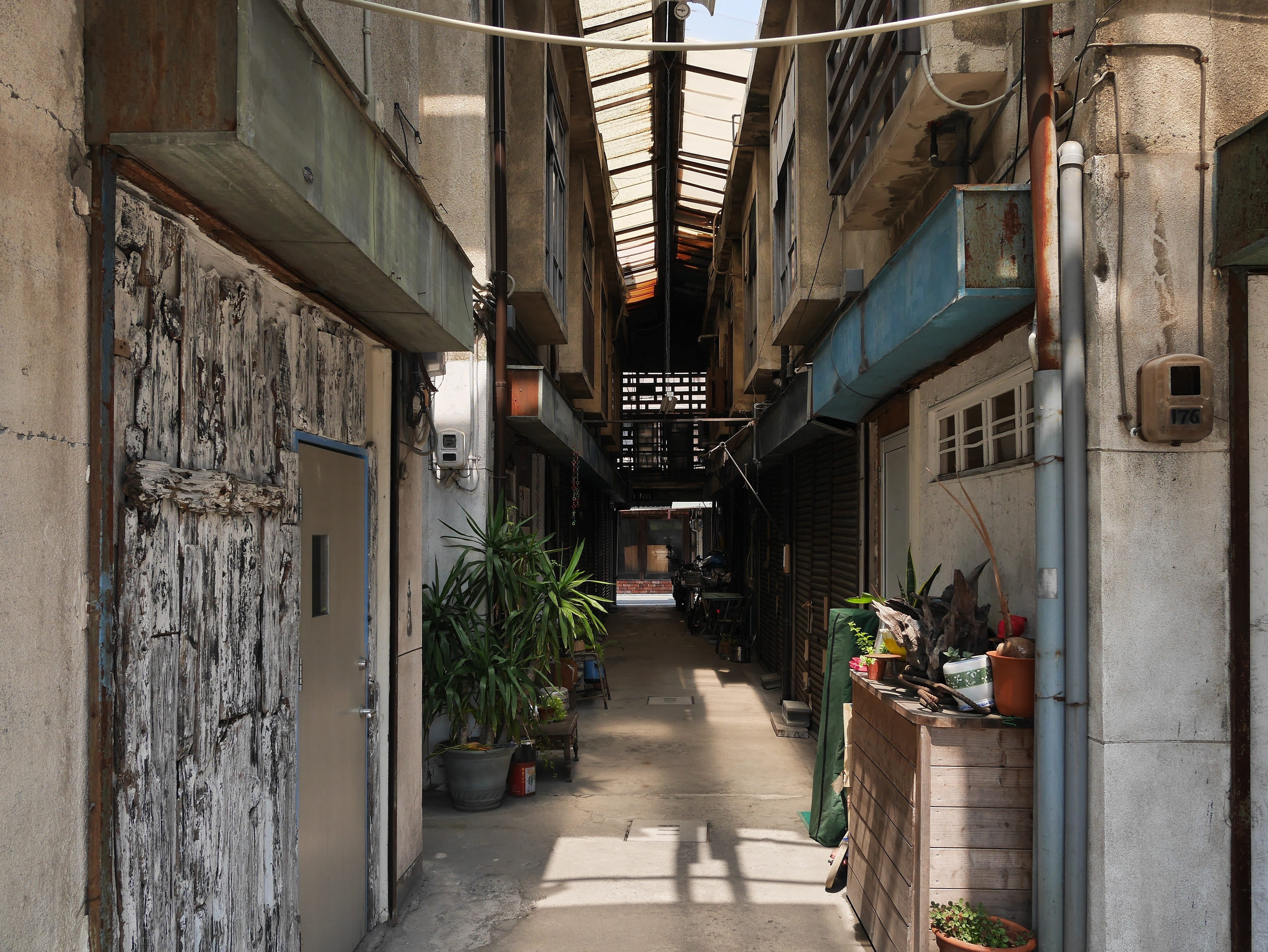 narrow, the way forward, electric lamp, direction, Japan, Building, potted plant, residential district, diminishing perspective, alley, City, long, empty, HD Wallpaper