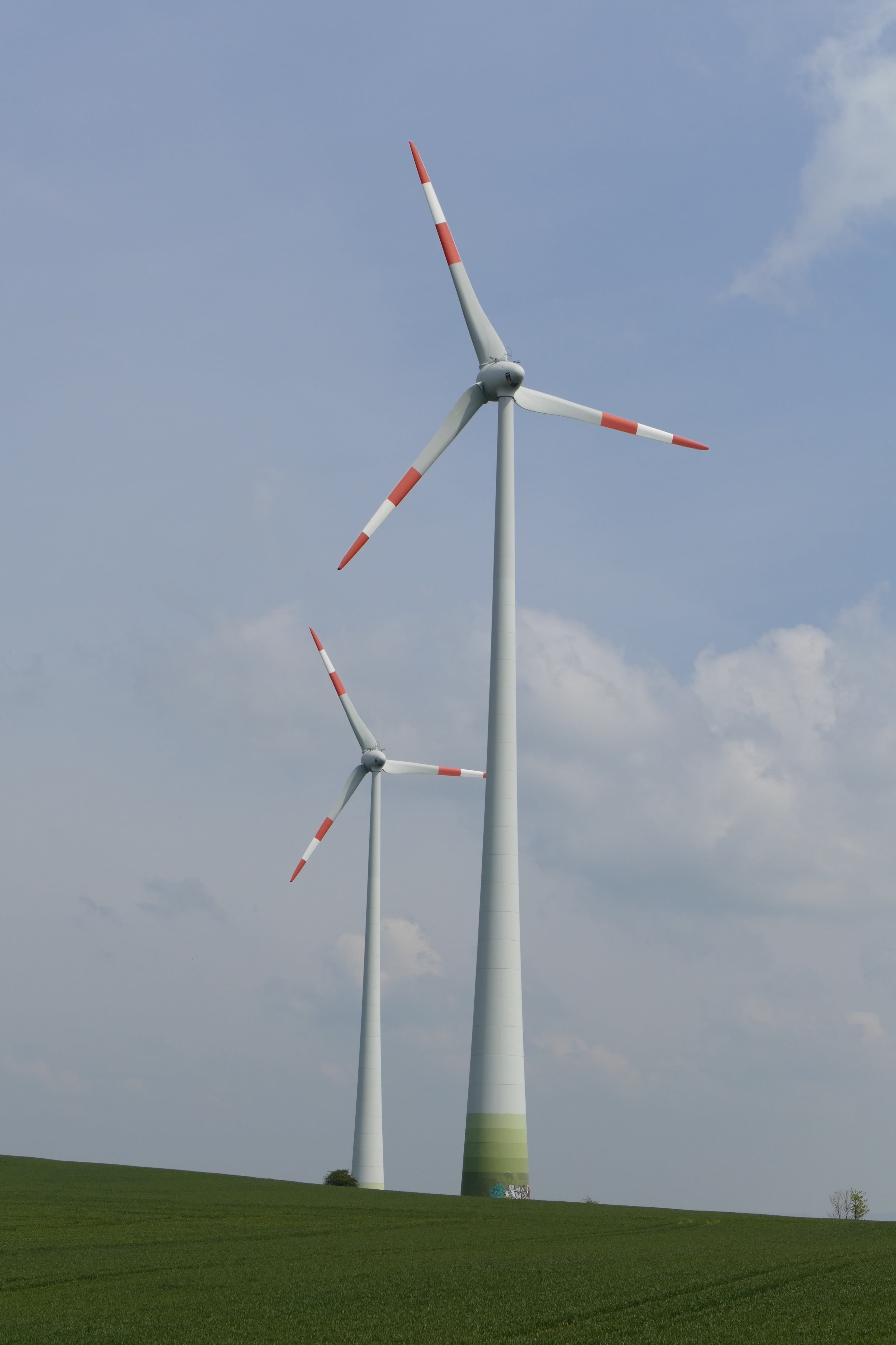 cloud - sky, alternative energy, green, energy, no people, wind power, day, wind turbine, wind park, forward, landscape, windräder, rural scene, environmental conservation, Phone HD Wallpaper