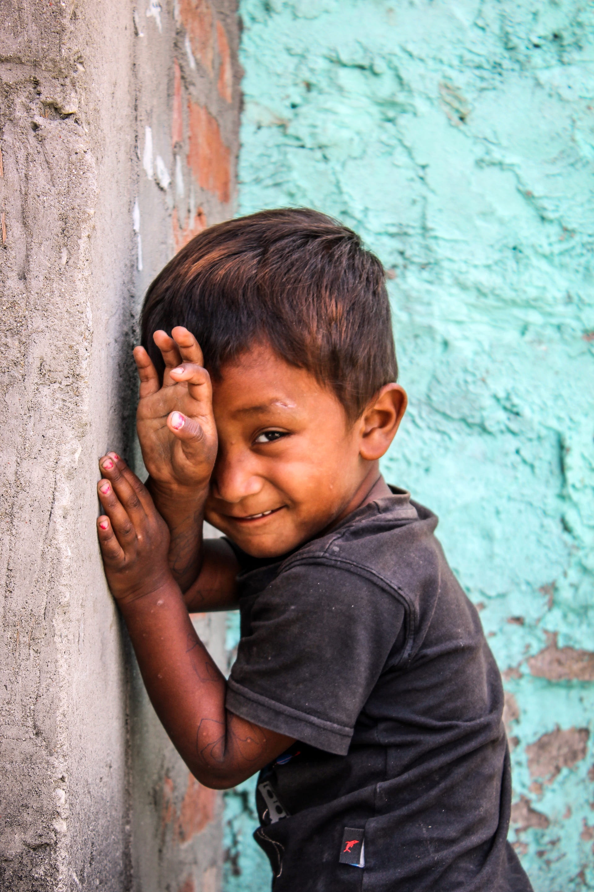 culture, smiling, wall, childhood, lifestyles, gray, cute, child, built structure, leisure activity, 2K, leaning, india, outdoors, males, kids, day, real people, Phone HD Wallpaper