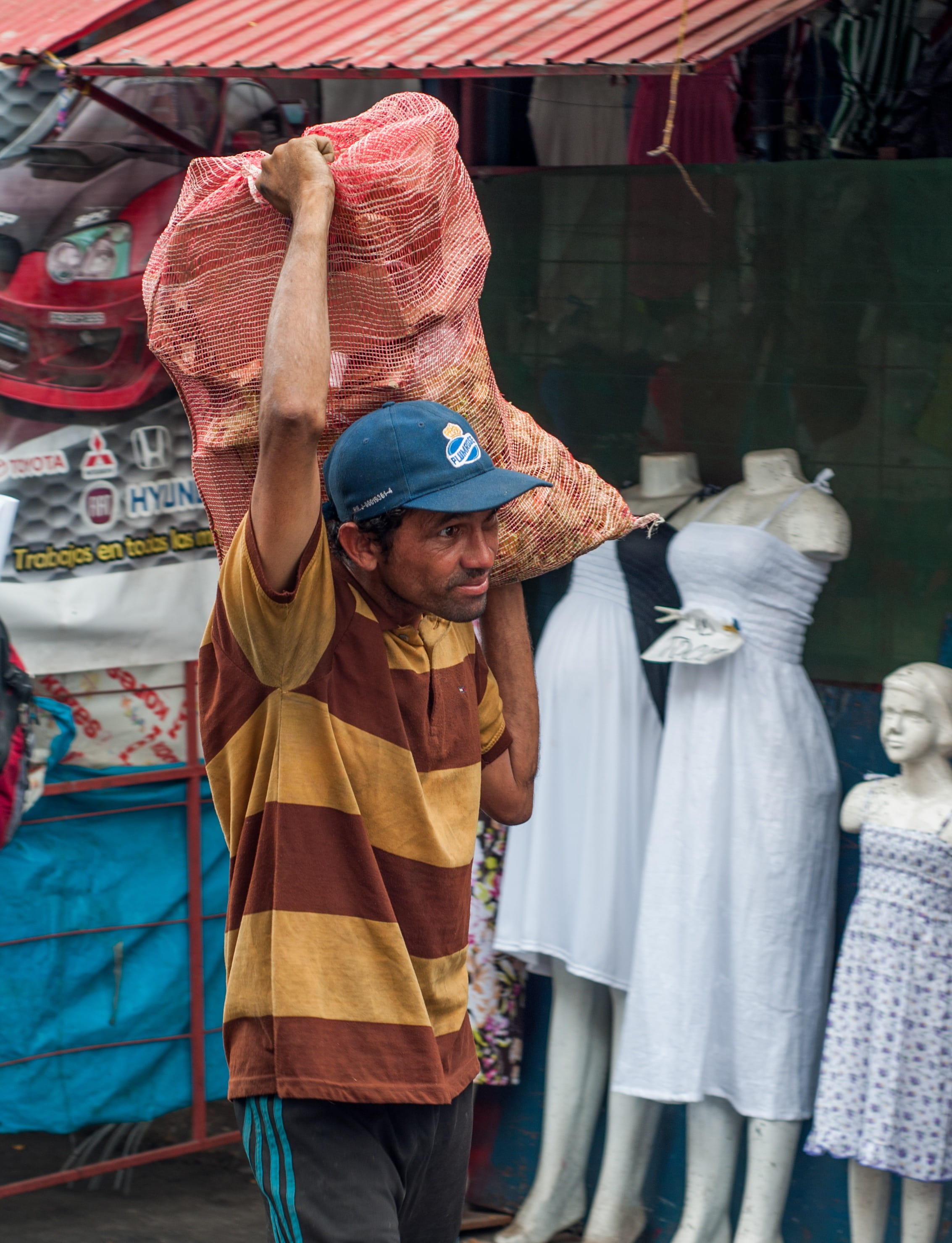 Man, market, standing, Produce, males, outside, worker, day, men, hanging, for sale, clothing, asia, one person, indigenous Culture, Maracaibo, child, laborer, Phone HD Wallpaper