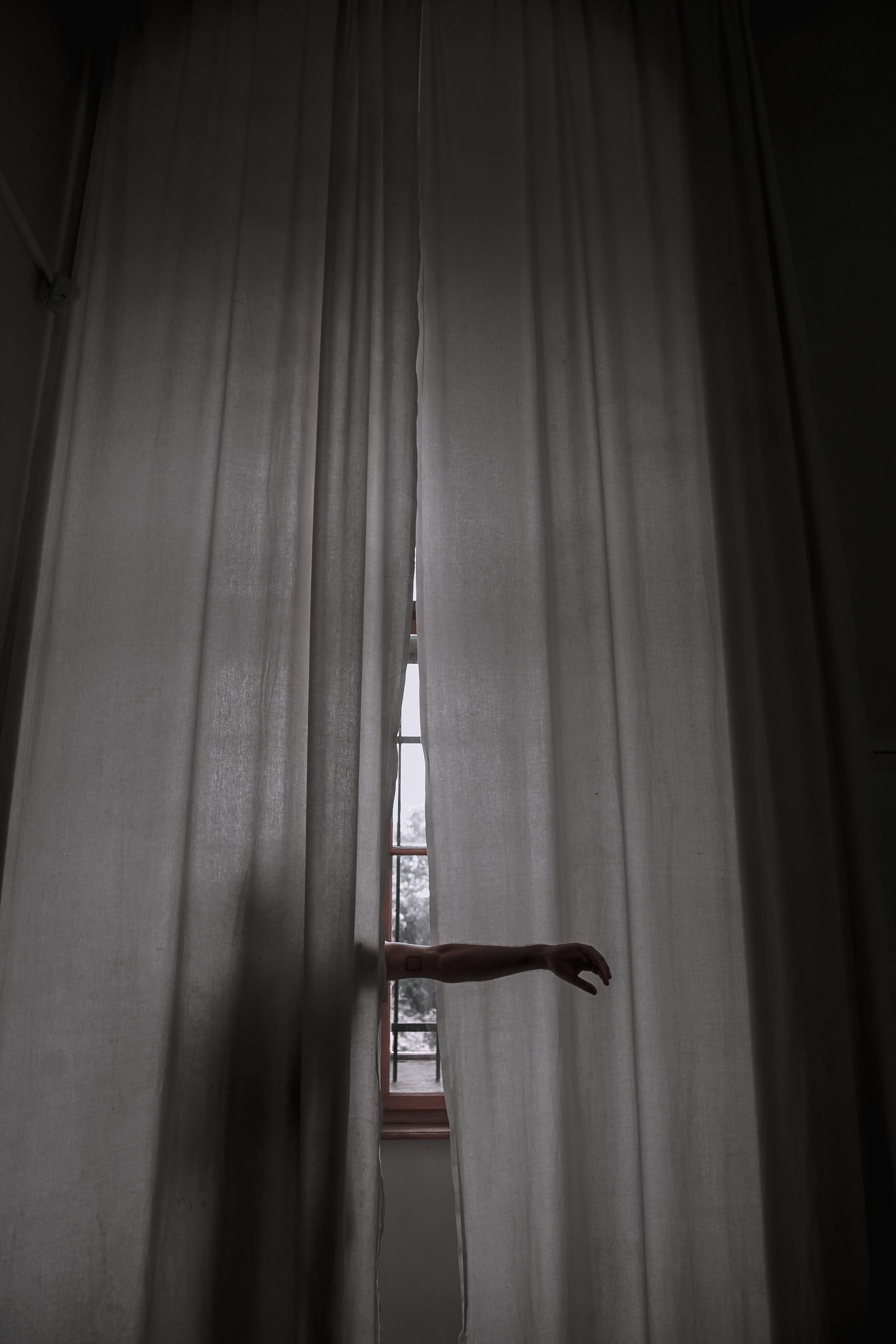 full length, built structure, standing, 4K, performance, day, security, no People, dark, silhouette, stretched, arm, architecture, lifestyles, shadow, Phone HD Wallpaper