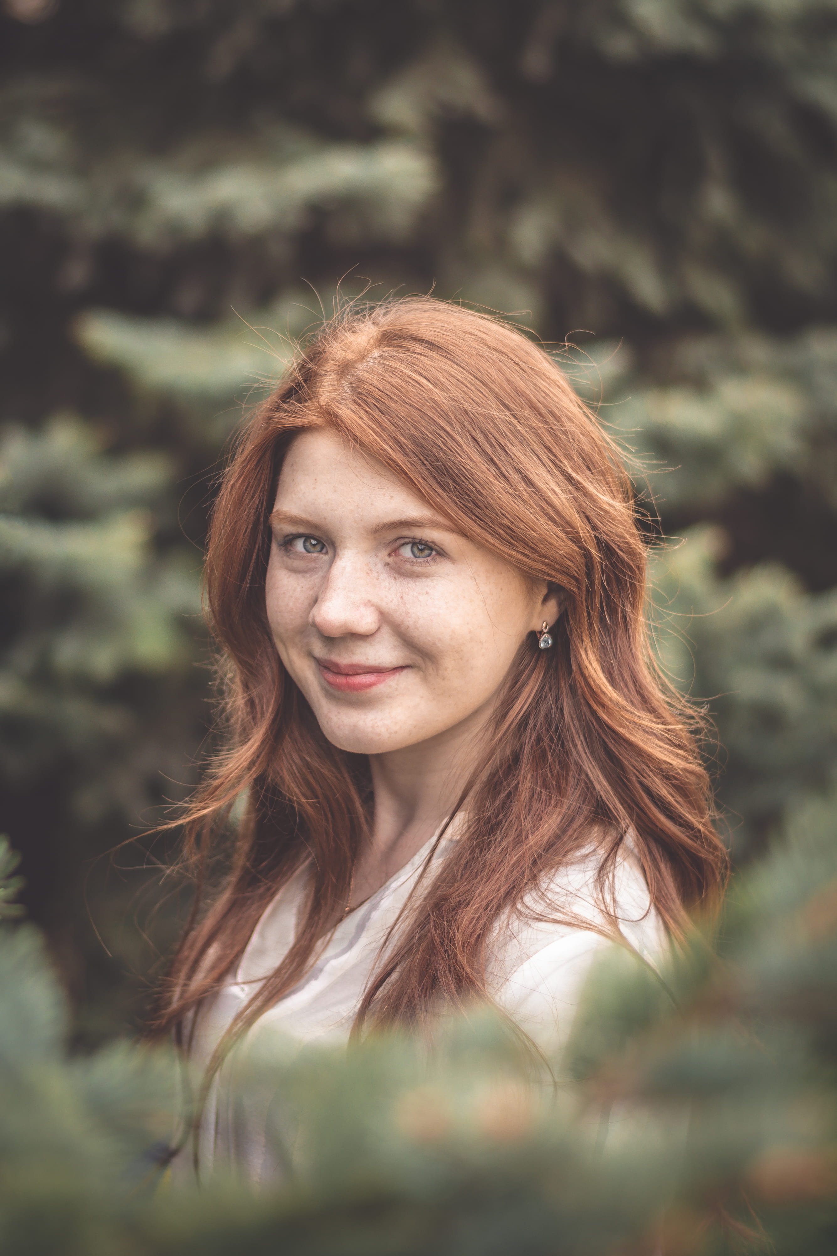 woman, women, wearing, leisure activity, hair, freckle, beauty, trees, redhead, real people, russium, cute background, green, woodland, front, Phone HD Wallpaper