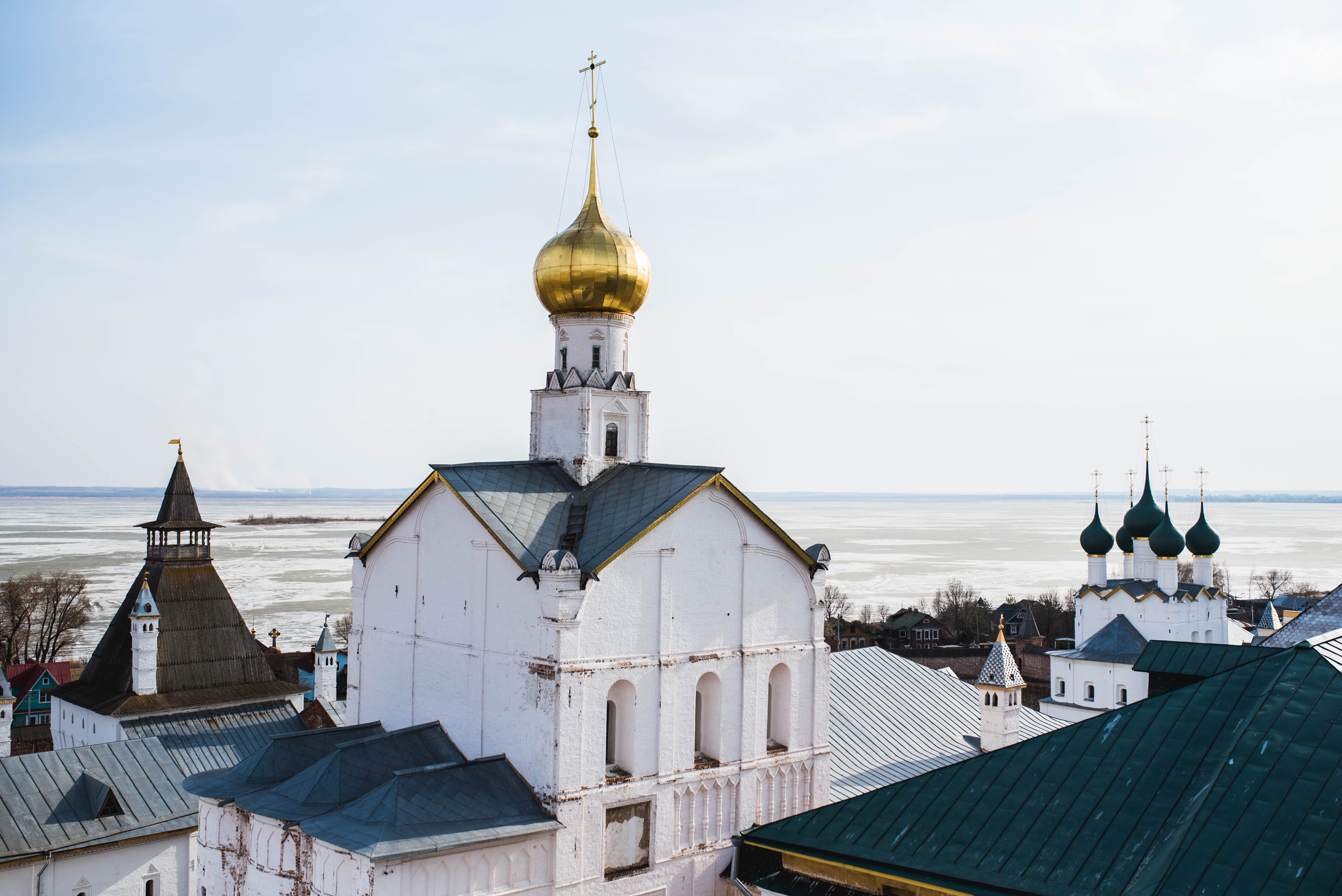 buildings, cathedral, dome, gold, beautiful, frozen, water, russium, blue, outdoors, 5K, building, old, spring, spire, tower, white, kremlin, church, travel destinations, HD Wallpaper