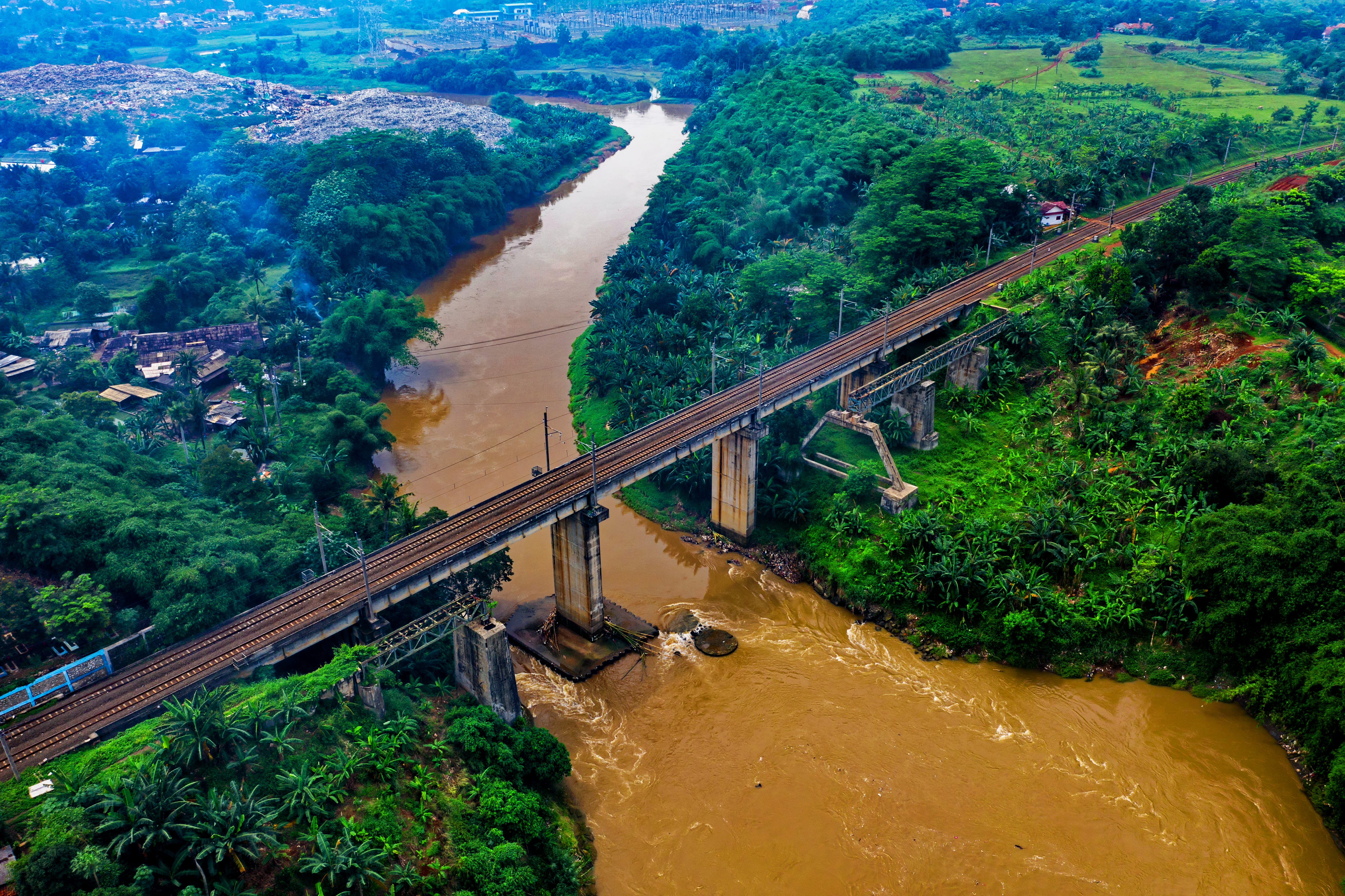5K, bridge, trees, scenic, day, commute, road, tourism, growth, rusty, built structure, outdoors, railroad, no people, drone cam, plant, photo, flowing water, HD Wallpaper