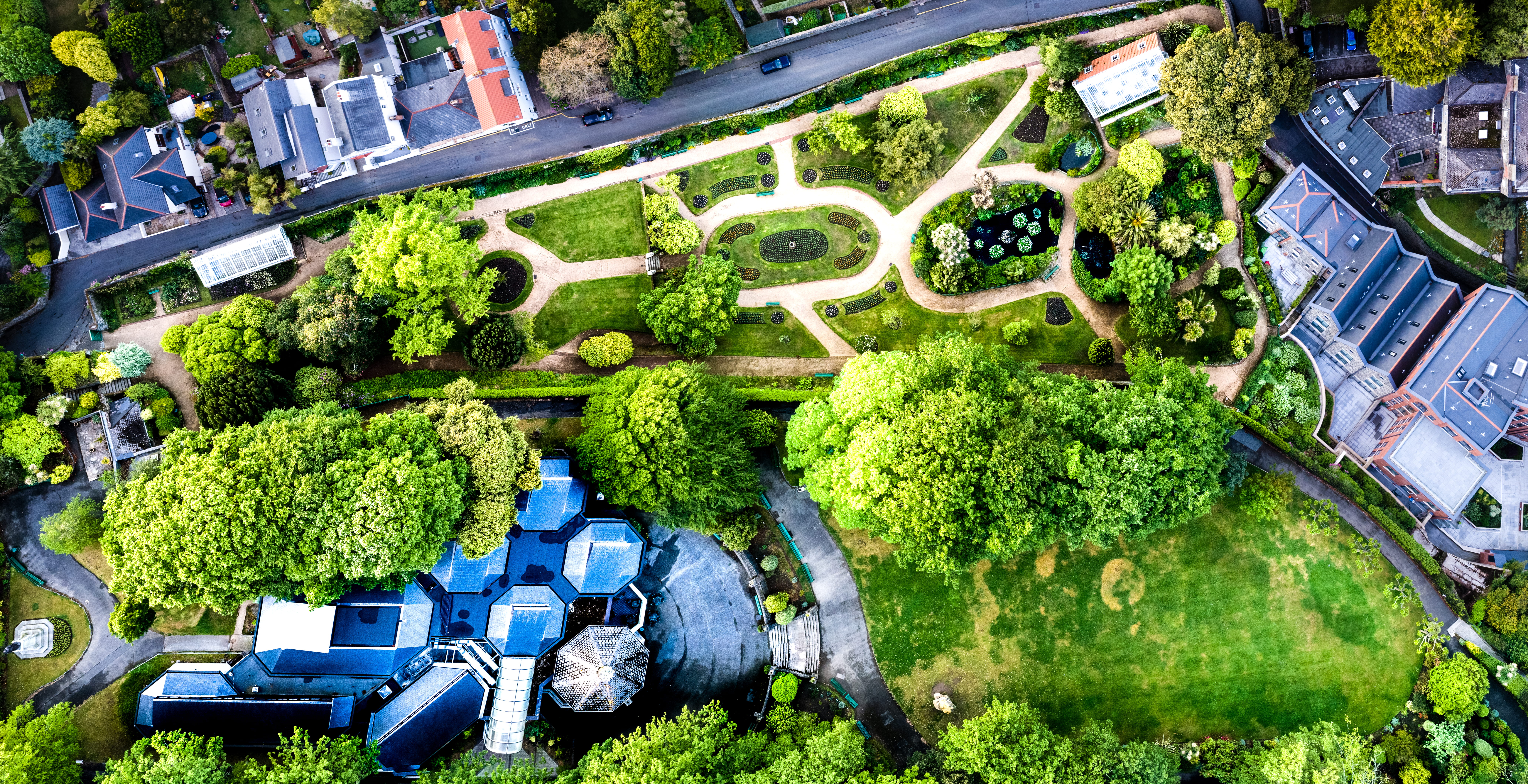 city, nature, green Color, outdoors, building exterior, growth, hedge, tree, trees, foortop, formal garden, high angle view, garden, aerial, day, water, HD Wallpaper