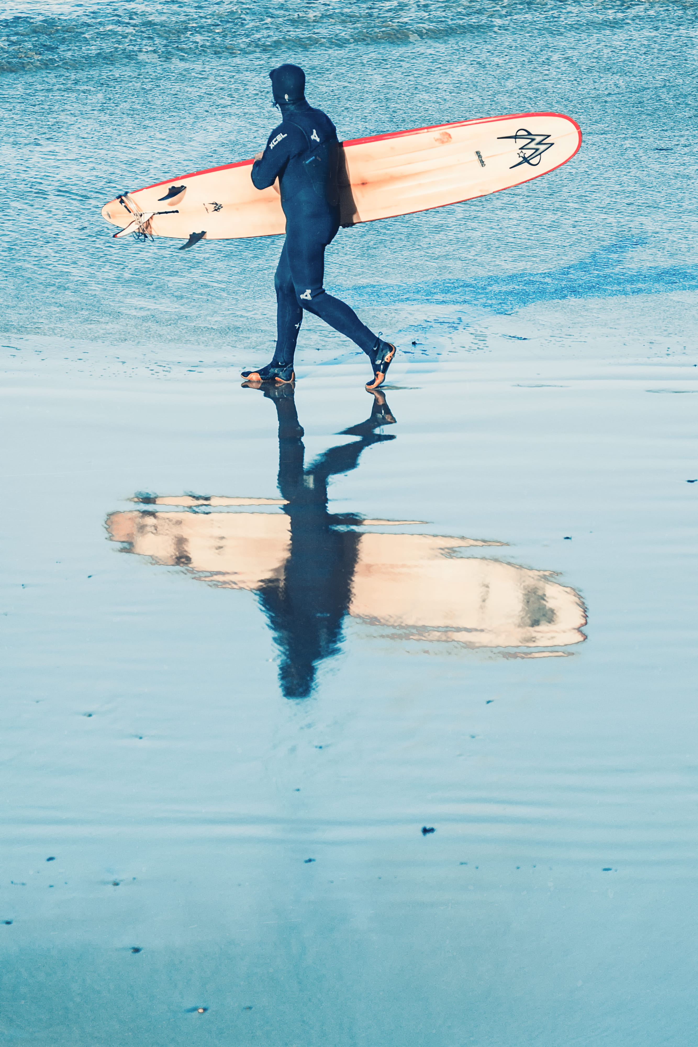 motion, men, beach, reflection, full length, real people, outdoors, 4K, longboard, sea, sport, aquatic sport, cold, lifestyles, ocean, surfer, balance, Phone HD Wallpaper