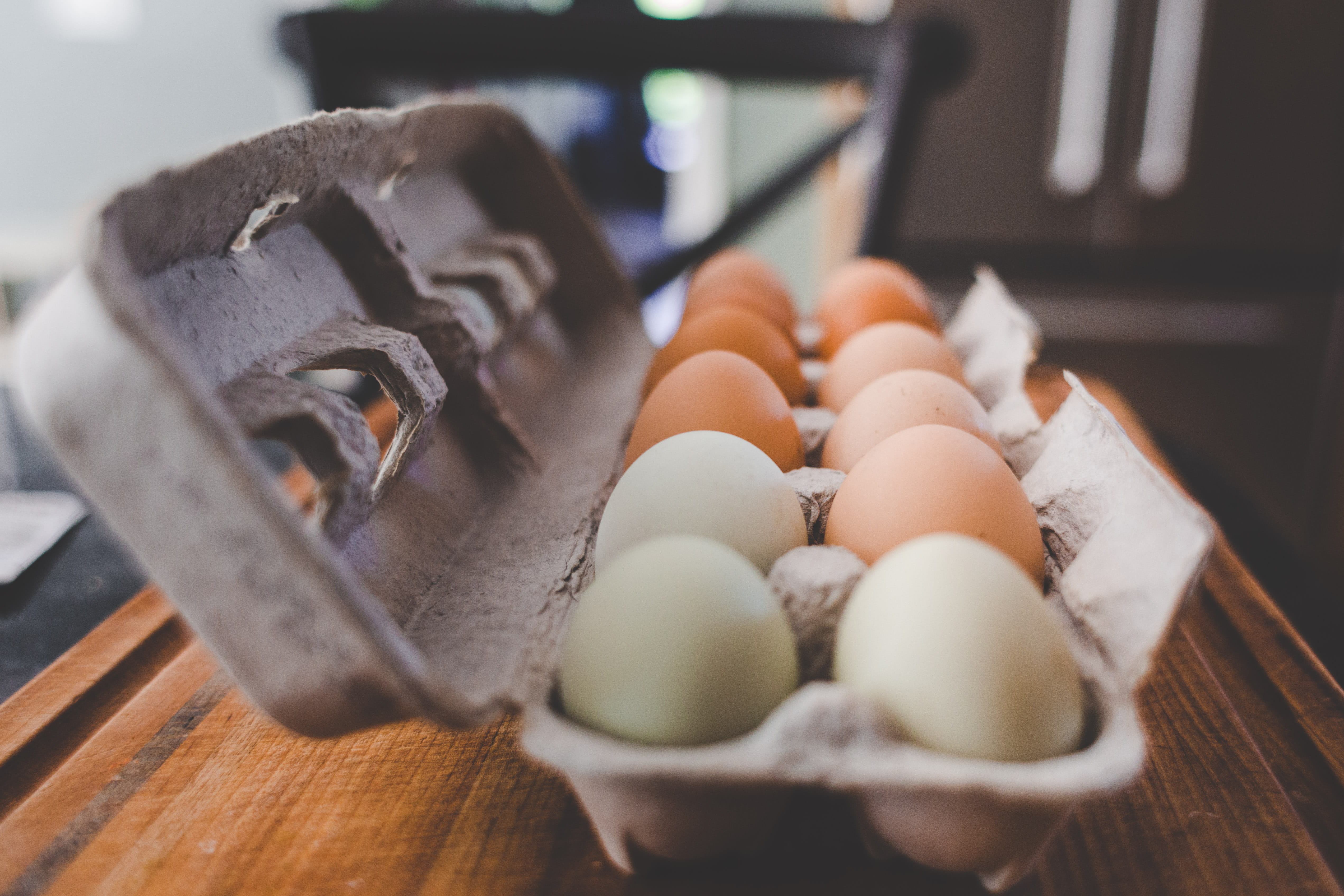 choice, surface, gray, close-up, dessert, freshness, egg carton, eggs, eggbox, chicken egg, fudge, 4K, wood - material, focus on foreground, chocolate, HD Wallpaper