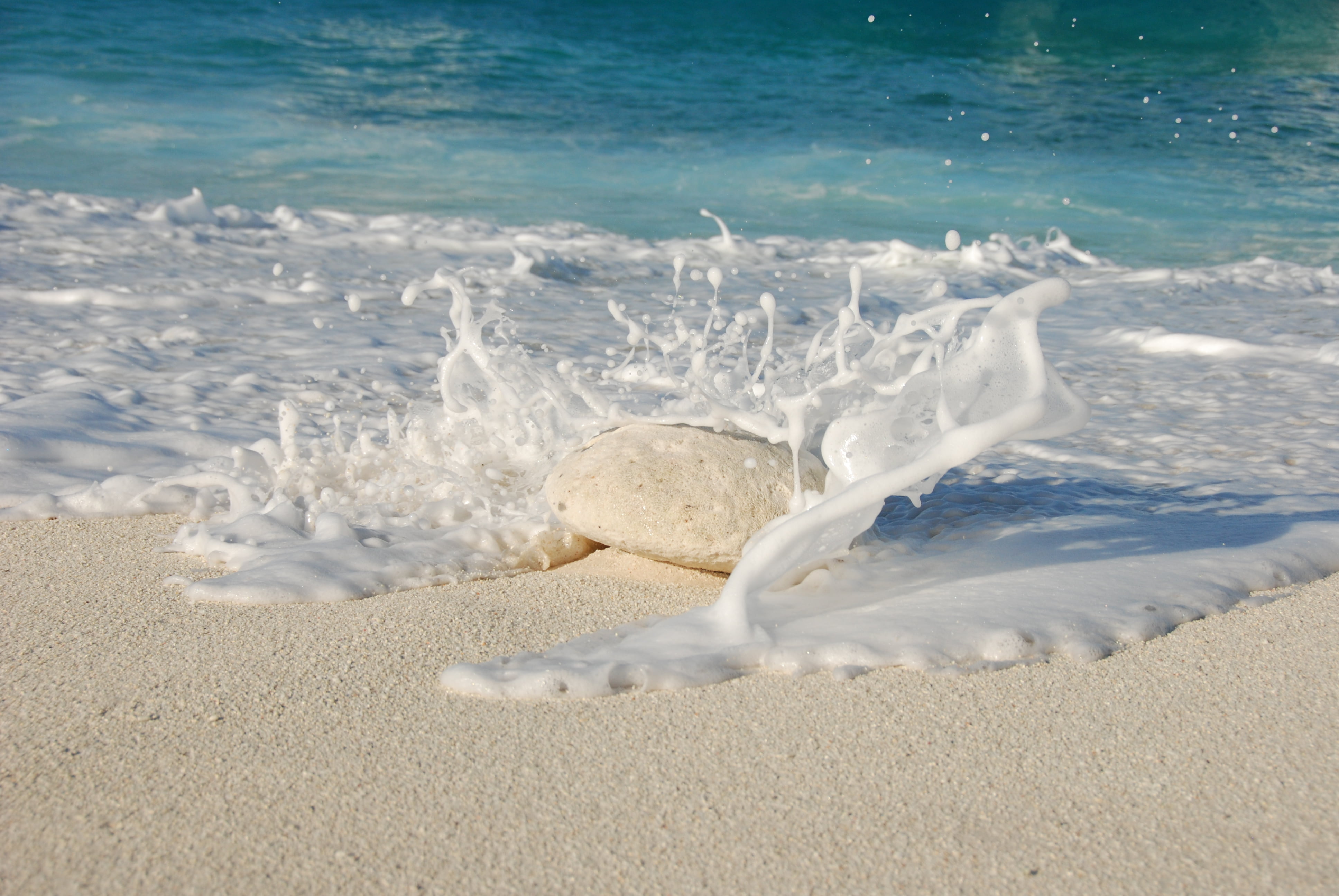 relaxation, outdoors, 4K, summer, vacations, sand, motion, travel Destinations, nature, blue, reaching, travel, no People, land, sea, white, coastline, HD Wallpaper
