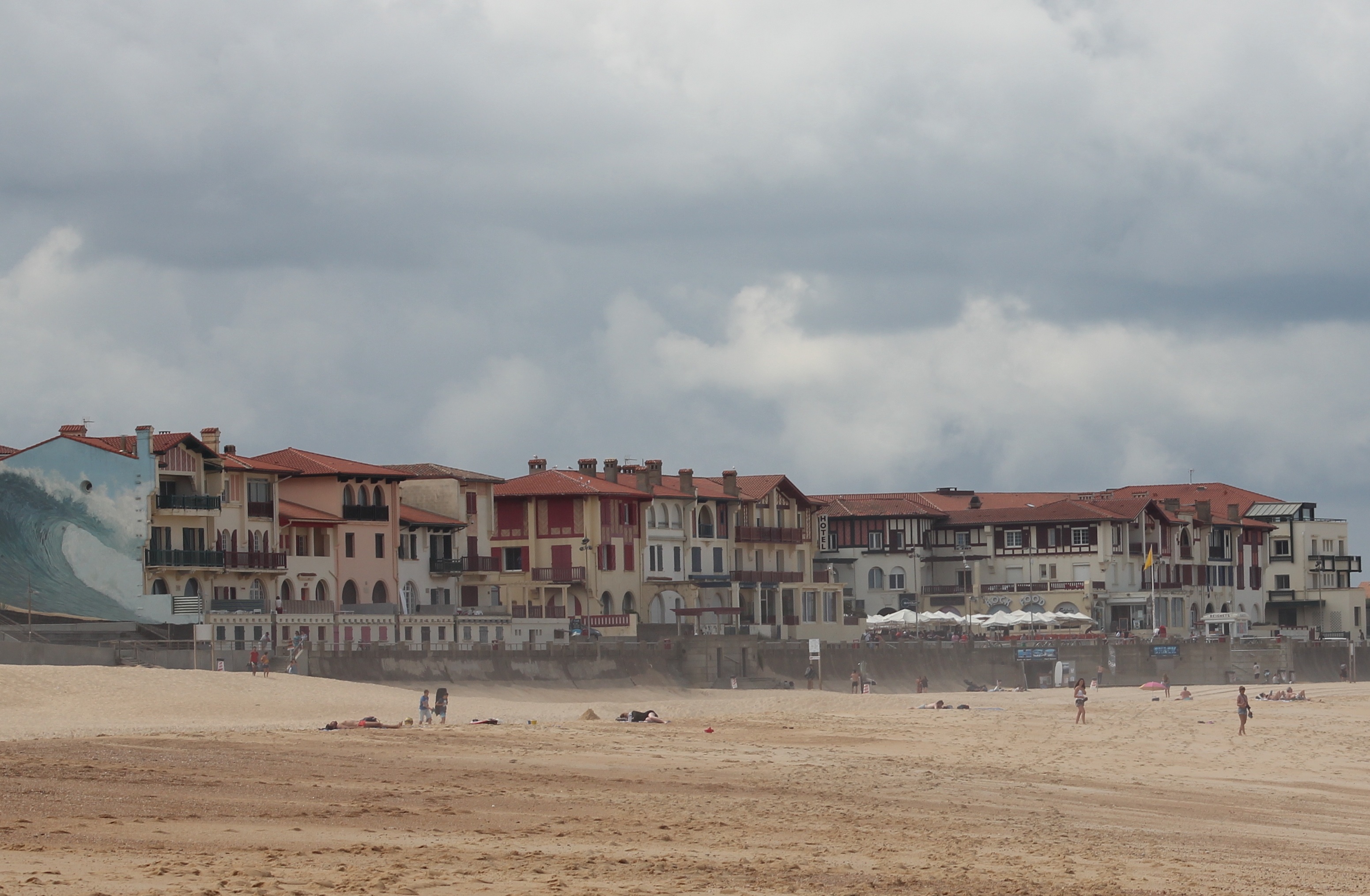 seaside, building exterior, 2K, overcast, environment, beach, city, residential district, building, cloud - sky, nature, land, architecture, sky, group of people, HD Wallpaper