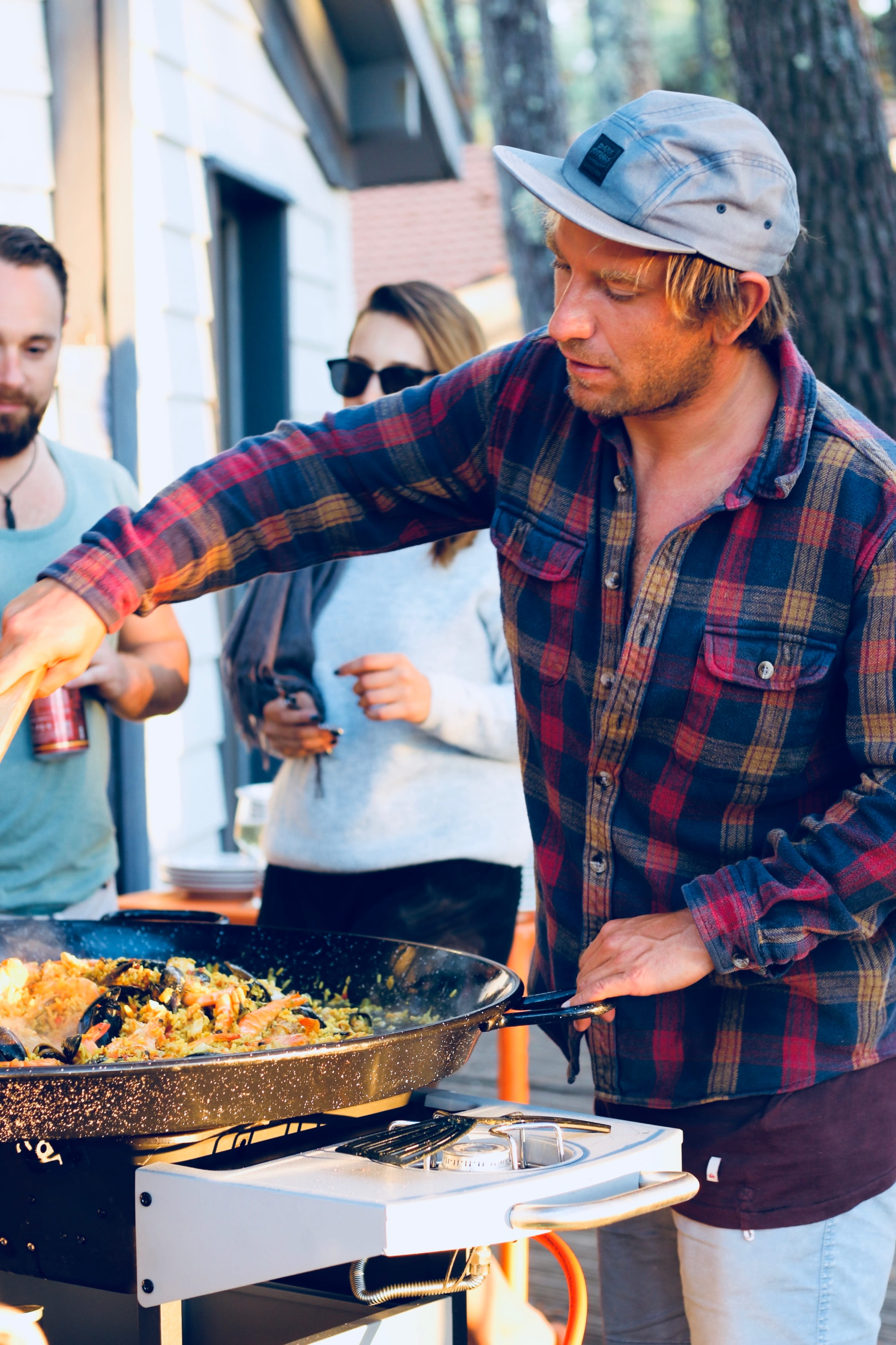 lifestyles, culinary, bbq, holding, person, food, food and drink, shiort, females, eating, young men, adult, 4K, france, people, man, hat, clothing, hossegor, Phone HD Wallpaper