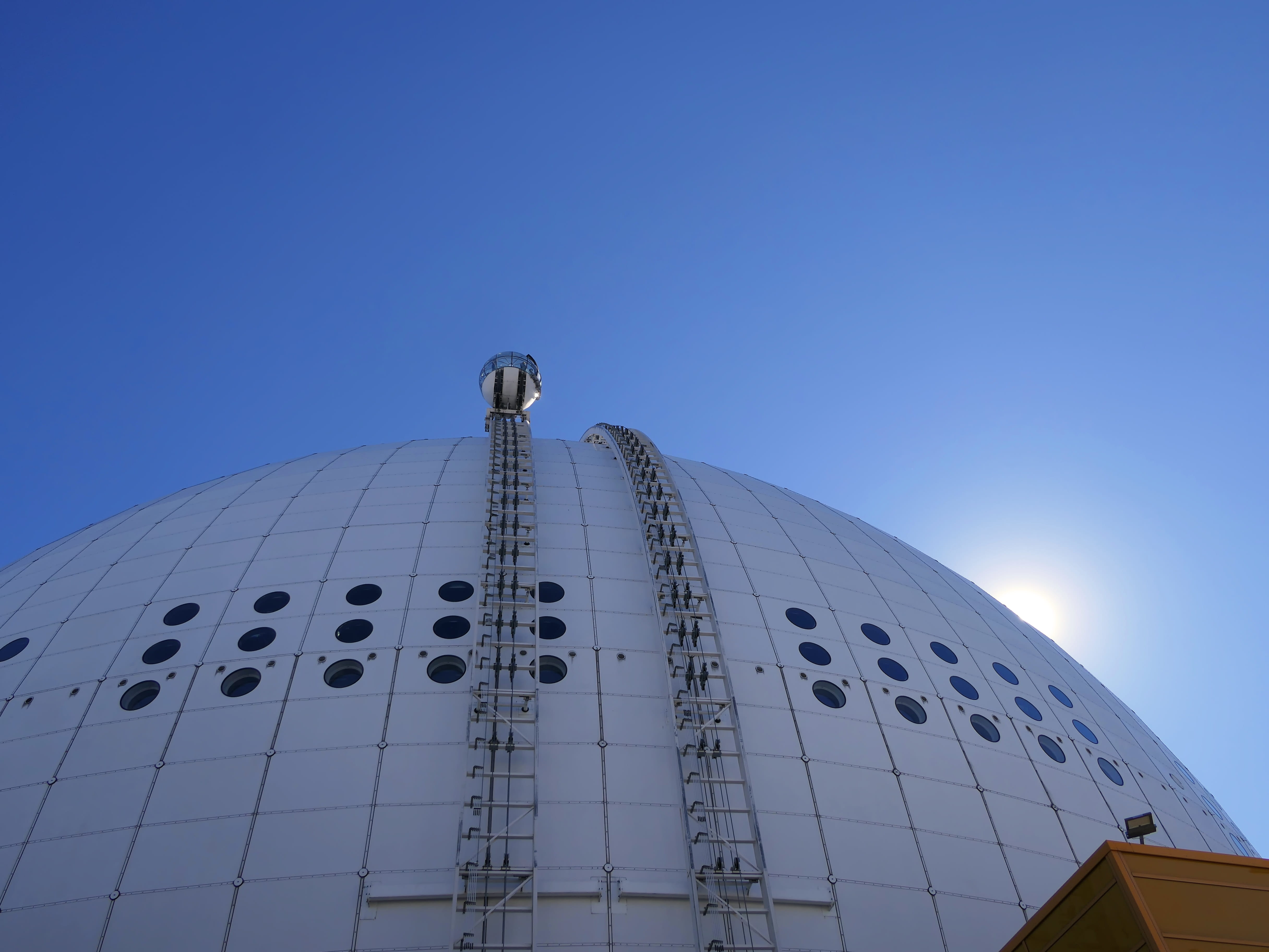 belief, blue, spirituality, ball, sweden, office building exterior, architecture, yk, clear sky, travel, nature, city, outdoors, rail, structure, dome, HD Wallpaper