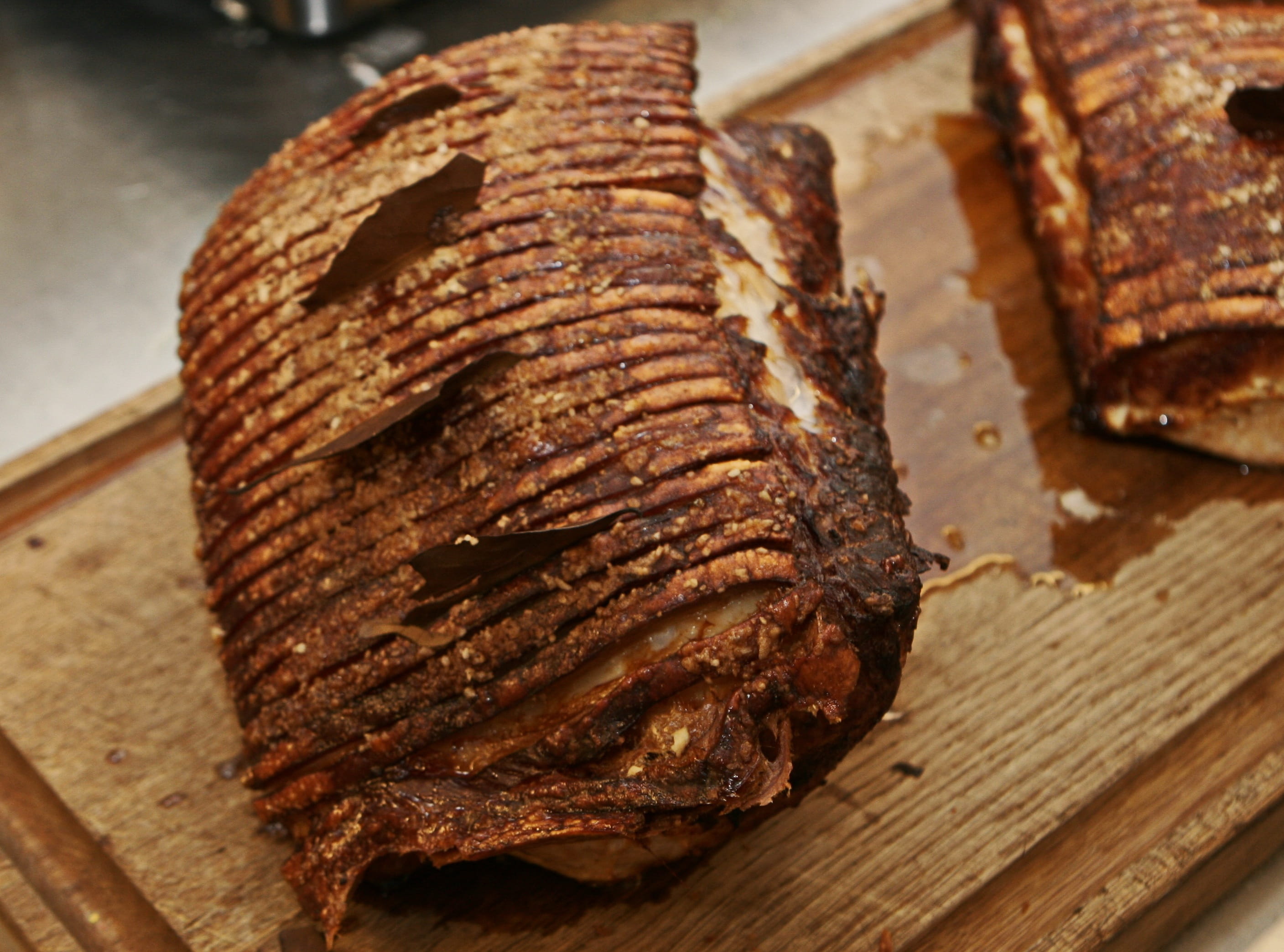 gæstemad, slice, high angle view, ready-to-eat, 2K, table, crisp, luscious, food, pork roast, temptation, craft, cutting board, snack, grilled, indoors, HD Wallpaper