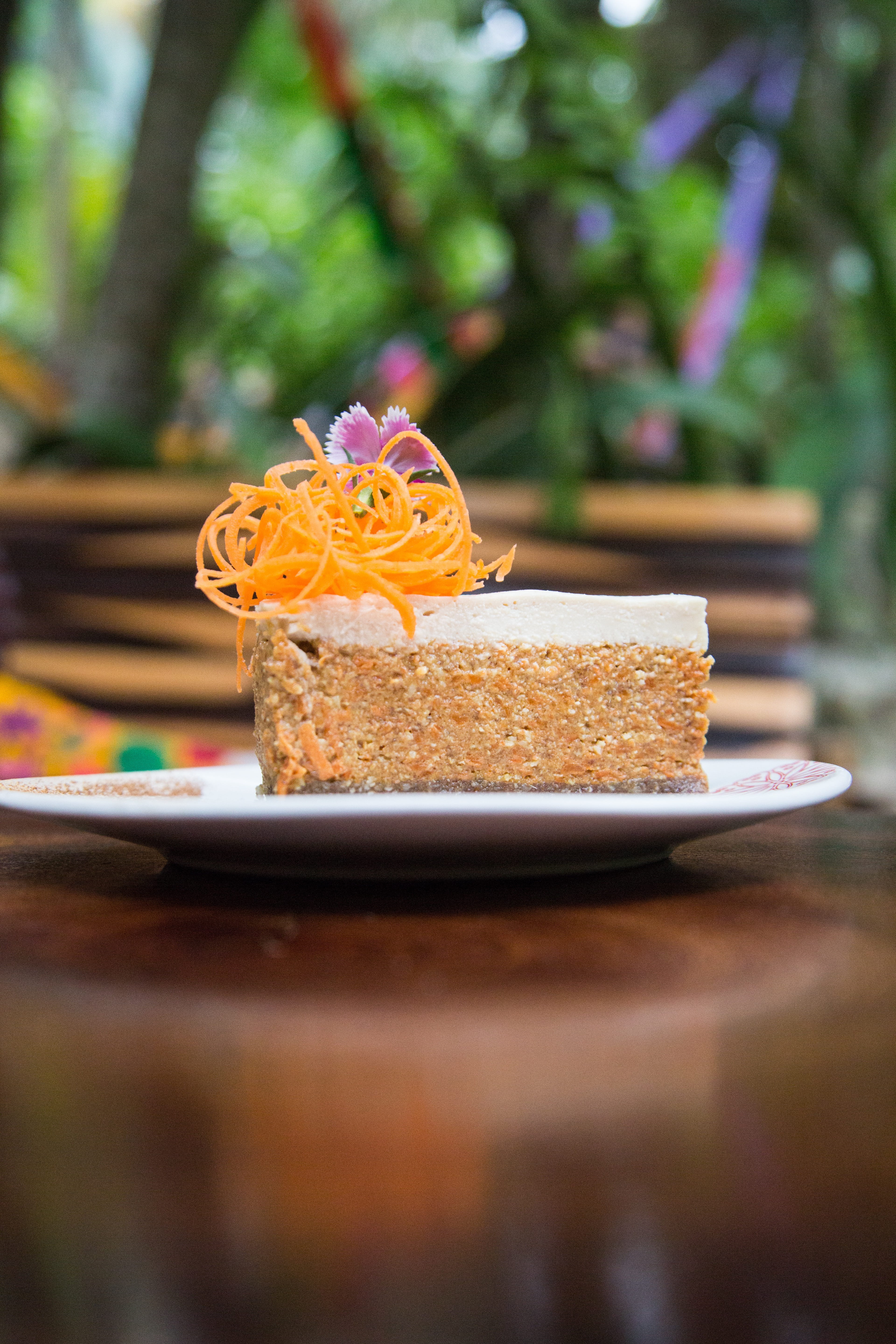 focus on foreground, freshness, cake, birthday cake, selective focus, 5K, pottery, caramel, garnish, close-up, unhealthy eating, meal, seasoning, cream, Phone HD Wallpaper