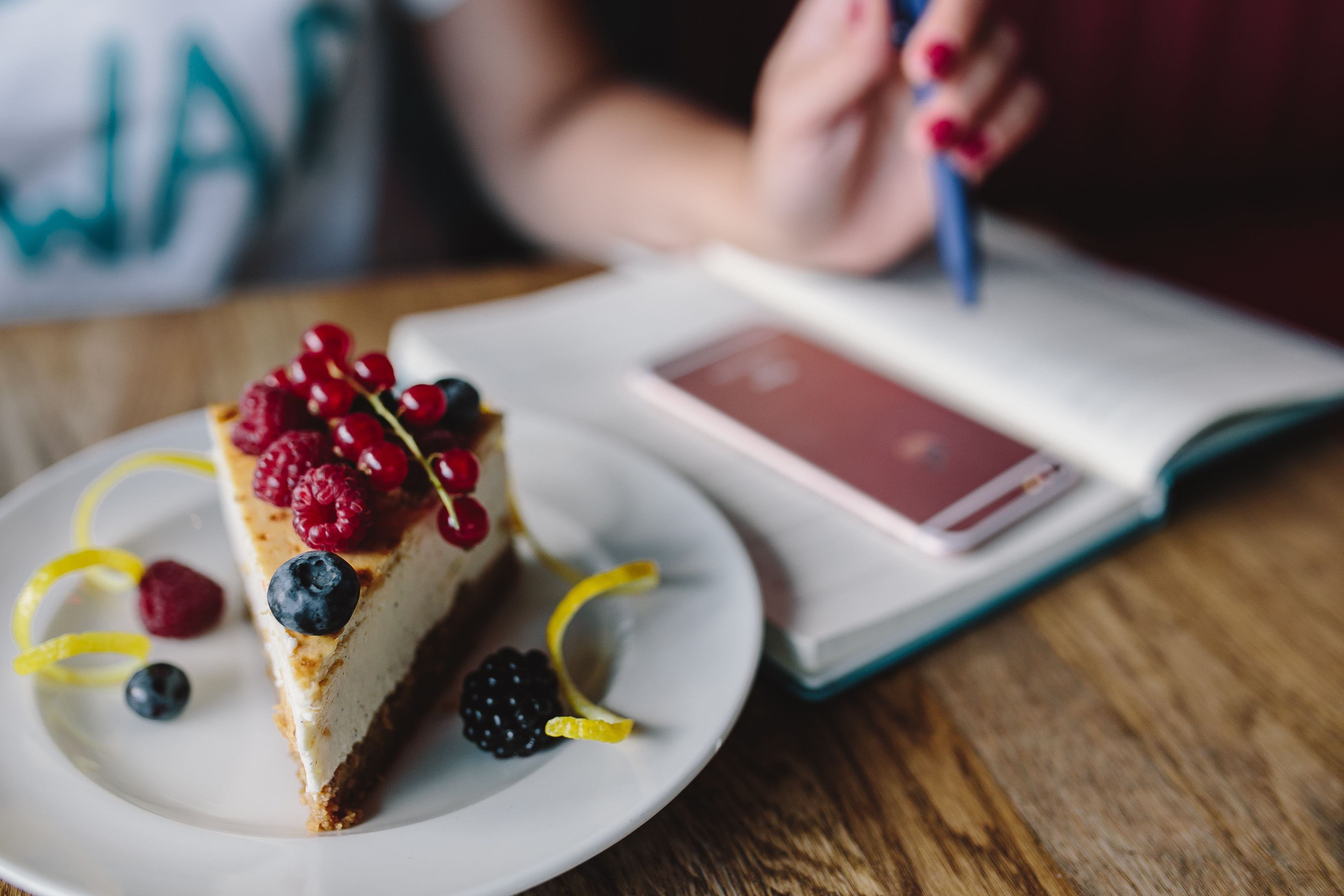 focus on foreground, food and drink, berry Fruit, one person, sweet Food, pastry, plate, wireless technology, tasty, pie, freshness, blackberry, raspberry, HD Wallpaper