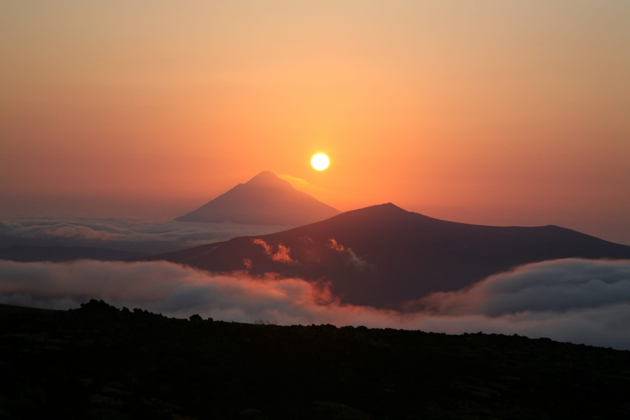 open space, sunset, beauty in nature, no people, dramatic sky, sun, mountain, sky, volcano, mountain range, tranquil scene, mountain peak, peninsula, tranquility, HD Wallpaper