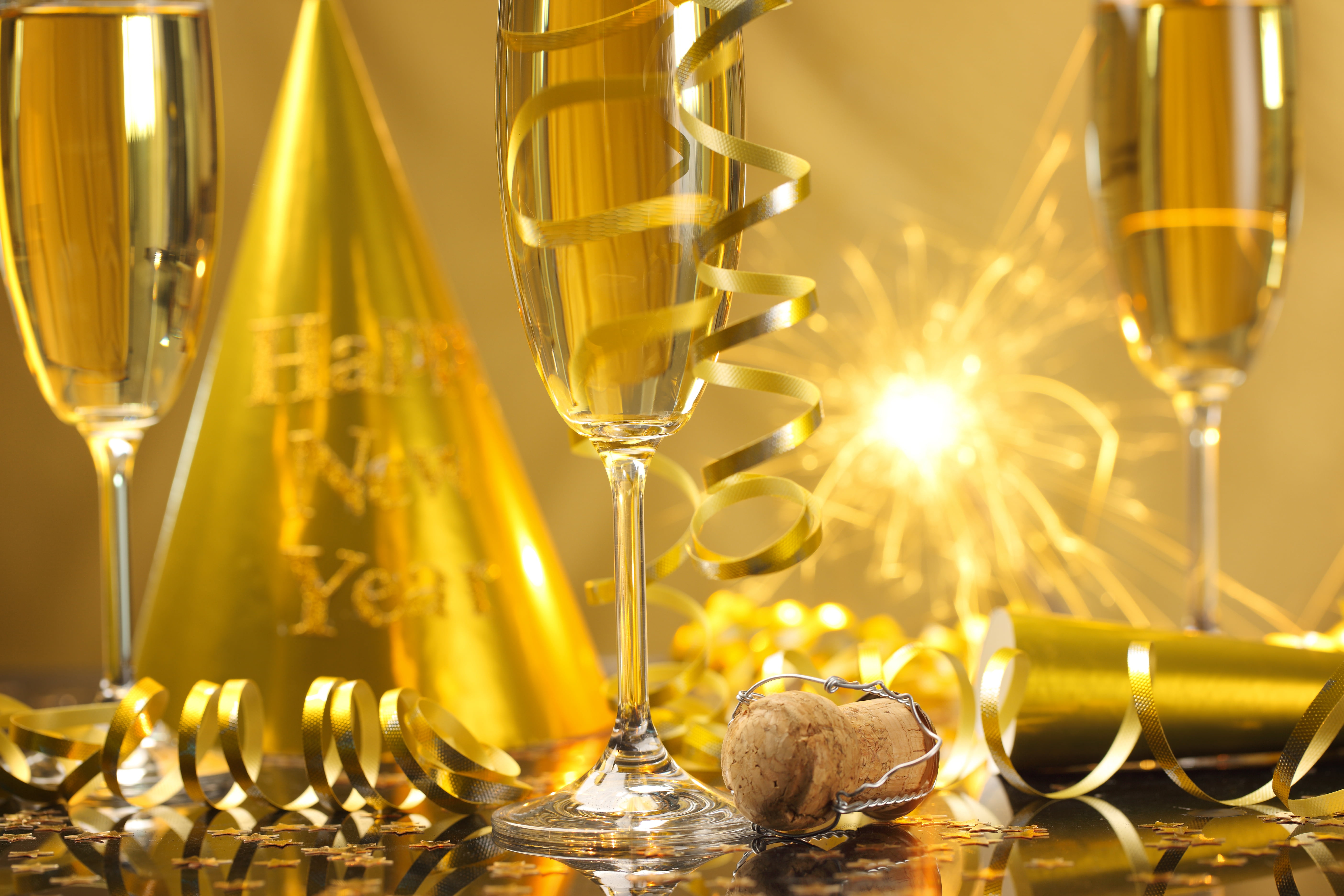 no people, burning, celebration, drinking glass, wineglass, food and drink, serpentine, gold colored, nature, sparklers, flute, glass, champagne, luxury, HD Wallpaper
