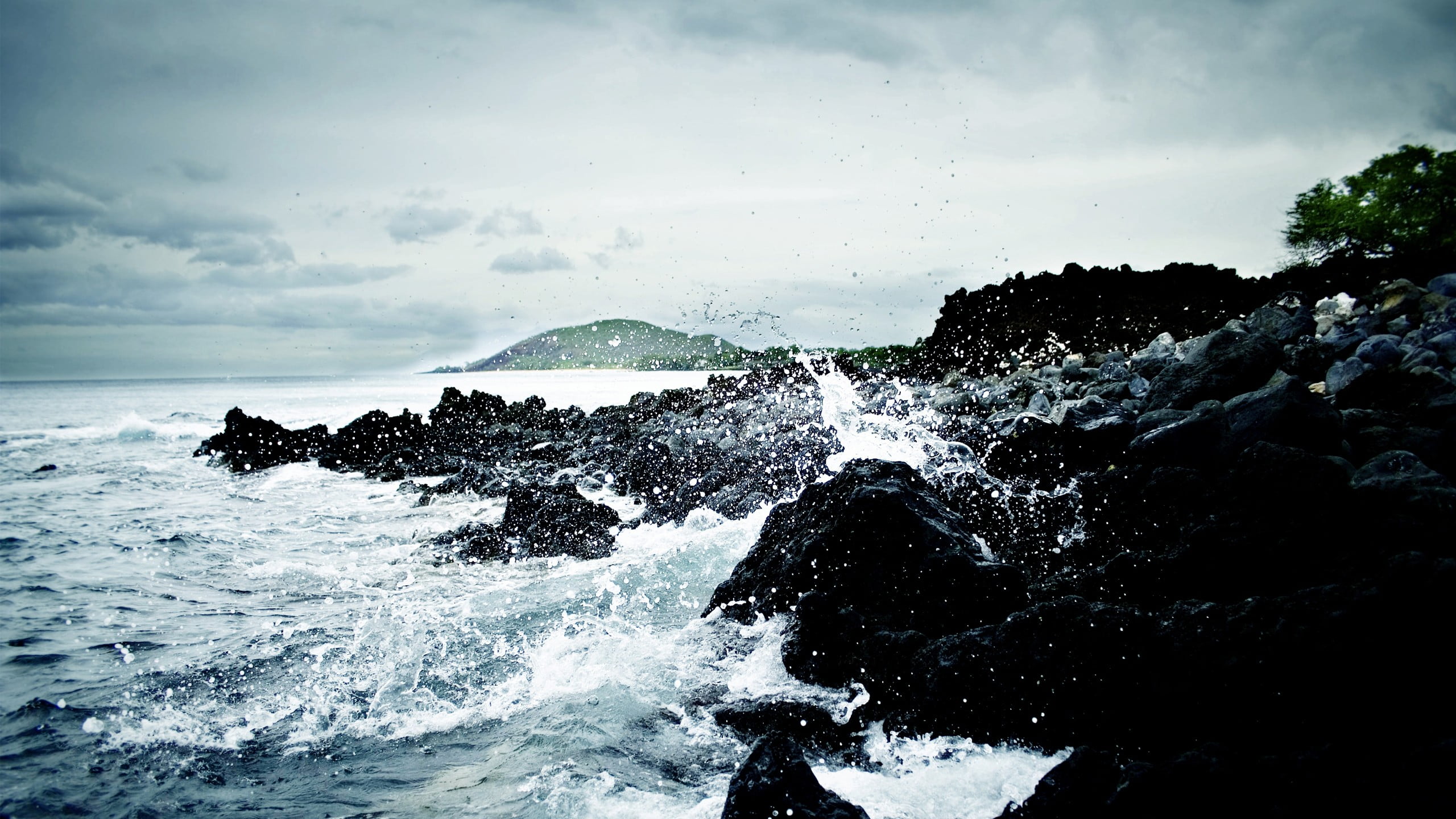 water, waves, 2K, sea, day, breaking, sky, splashing, wave, beauty in nature, outdoors, rock - object, horizon over water, coast, power, formation, solid, HD Wallpaper