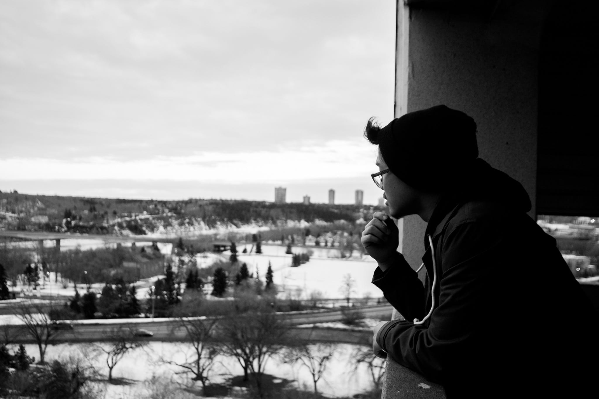 men, young adult, looking, thinking, building exterior, outdoors, contemplation, clothing, leisure activity, ledge, side view, city, built structure, one person, HD Wallpaper