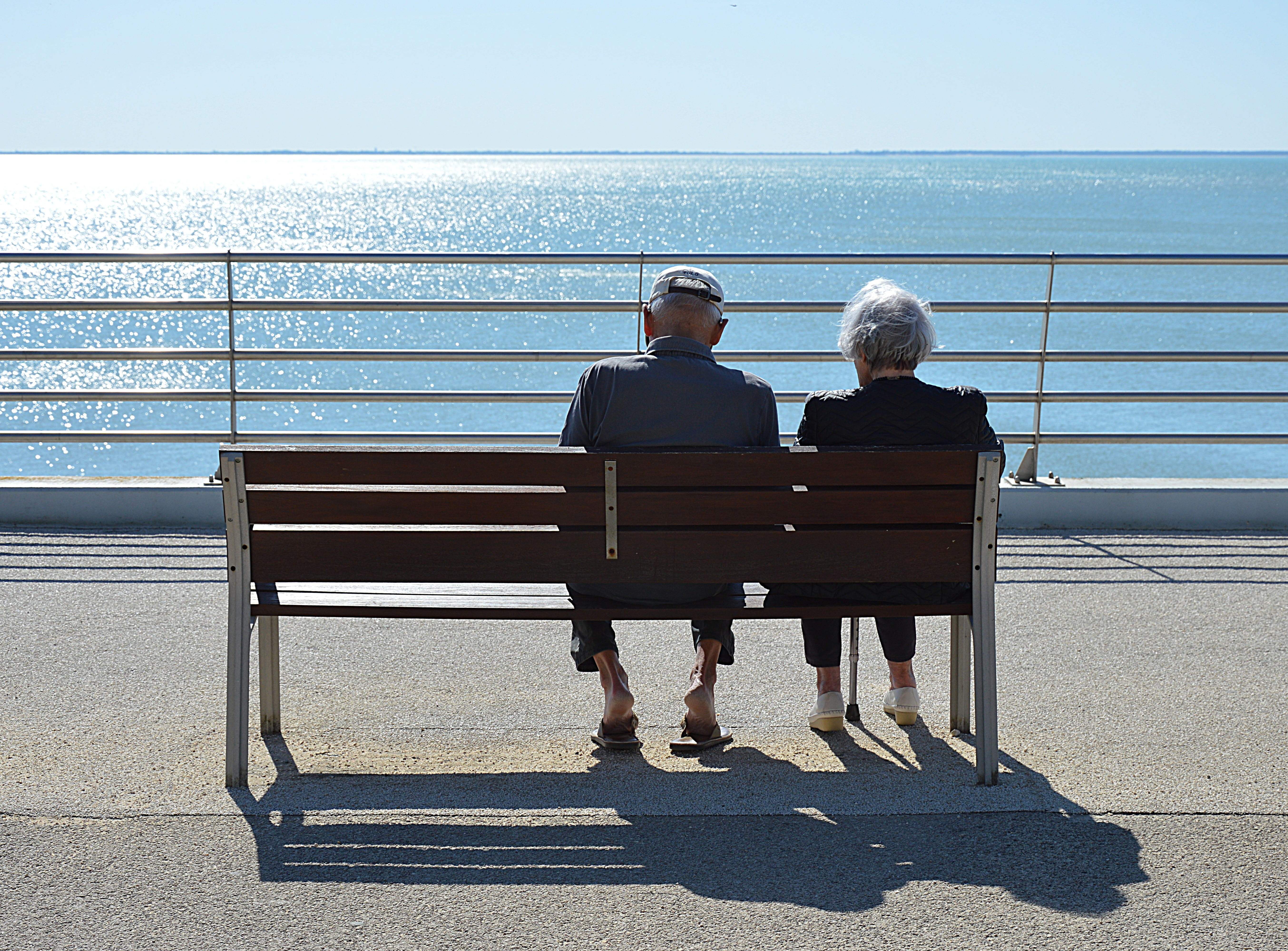 men, sitting, women, set, couple - relationship, couple, 5K, full length, sea, senior adult, sunlight, horizon over water, seat, mature men, rear view, HD Wallpaper