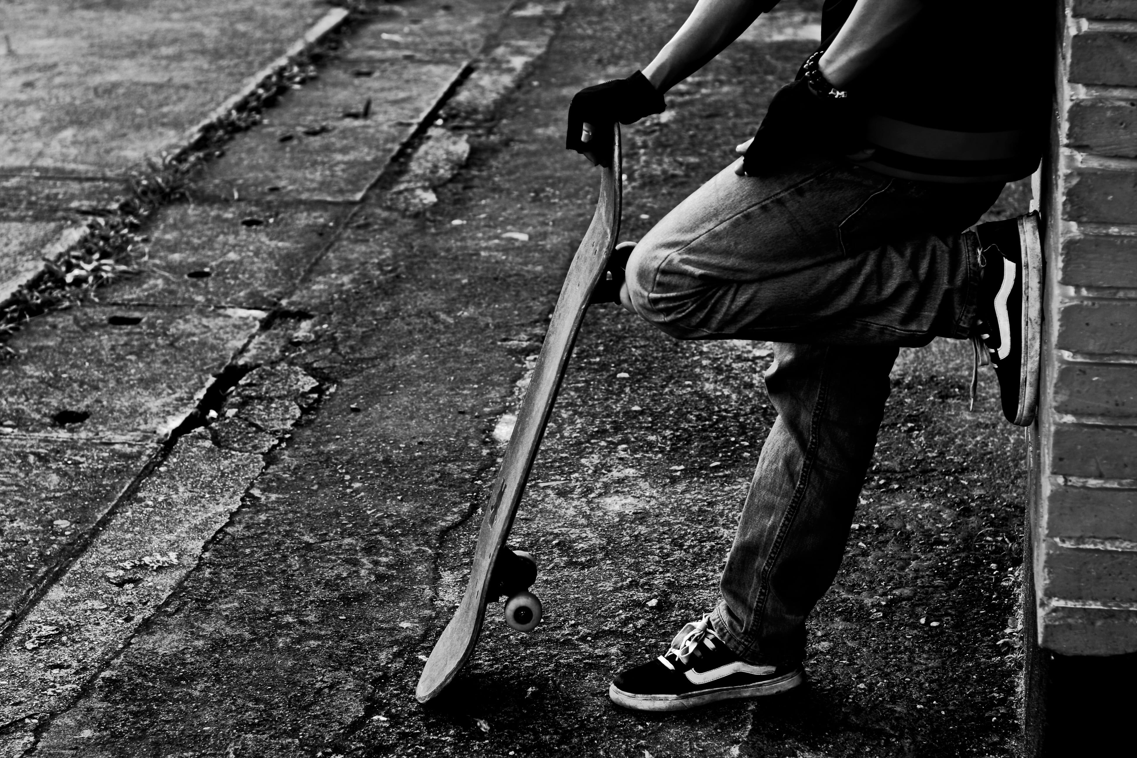 man, leisure activity, 4K, photo, footpath, grayscale, nature, outdoors, human limb, alone, men, lifestyles, leaning, skate, casual clothing, human body part, HD Wallpaper