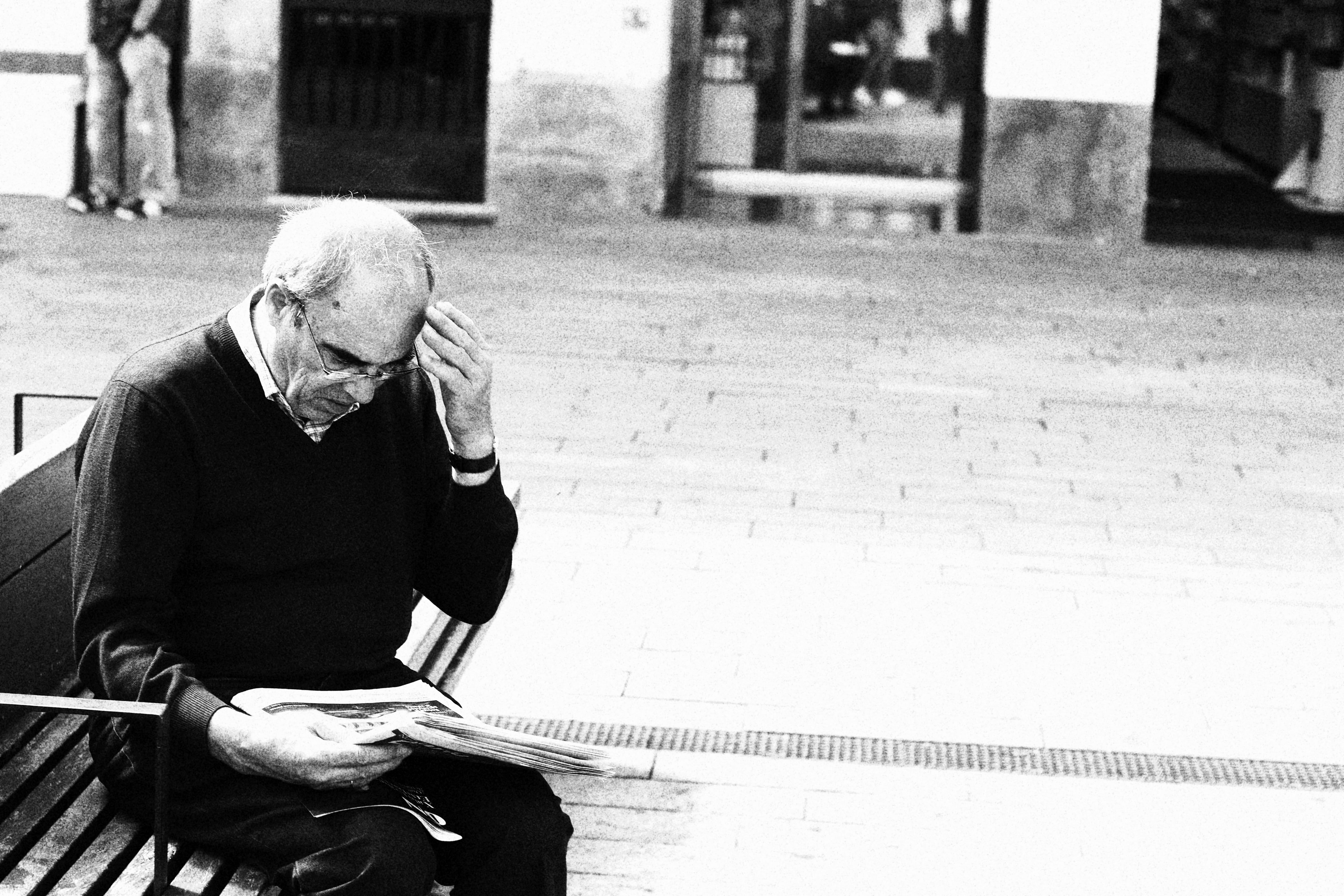 vitoria, casual clothing, vasco, blackandwhite, one person, 5K, spain, senior men, bnw, men, reading, skeptisch, black and white, street, black, outdoors, HD Wallpaper