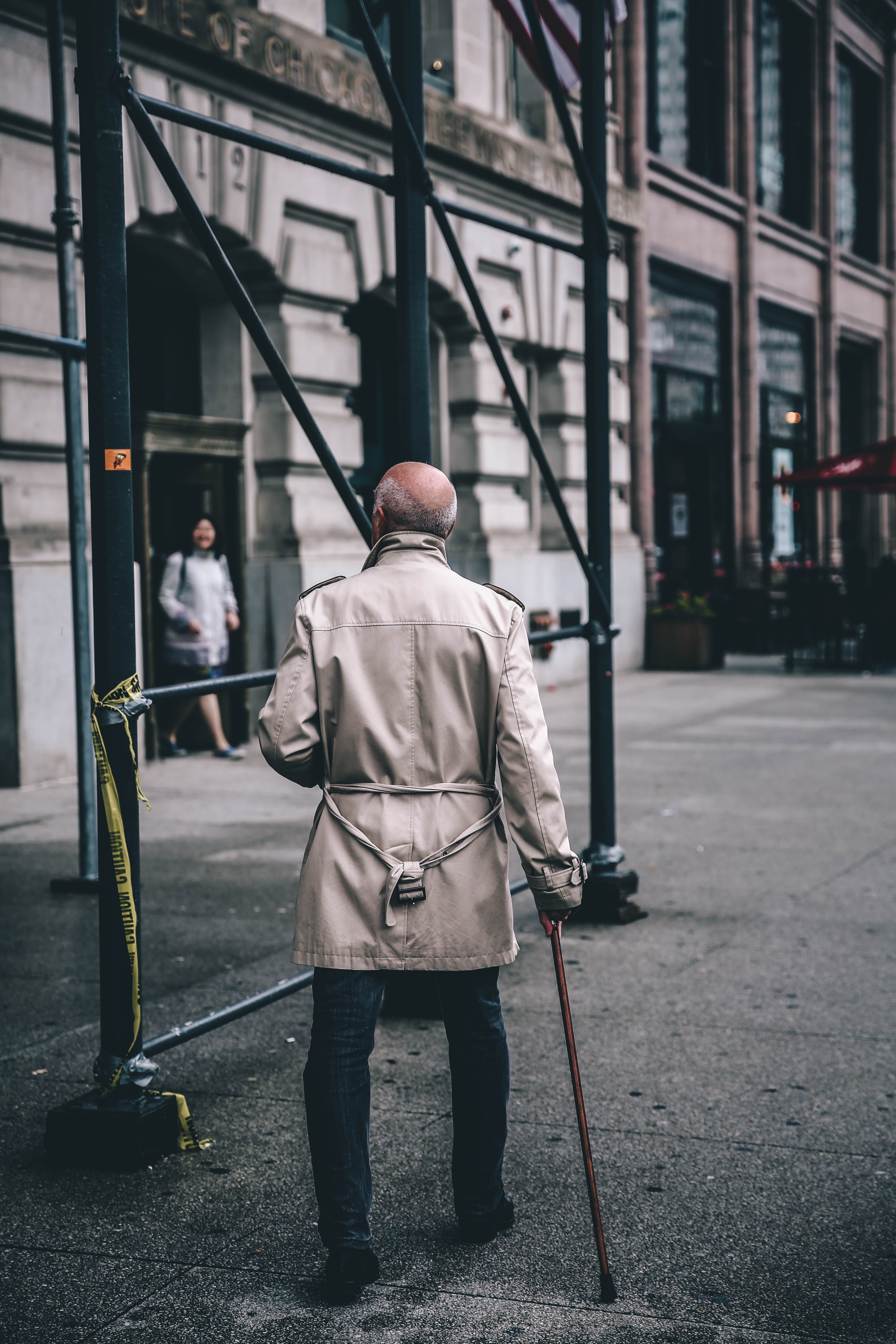 rear view, walking, 5K, focus on foreground, standing, day, using, senior men, lifestyles, urban, scaffolding, architecture, daytime, male, building, full length, Phone HD Wallpaper